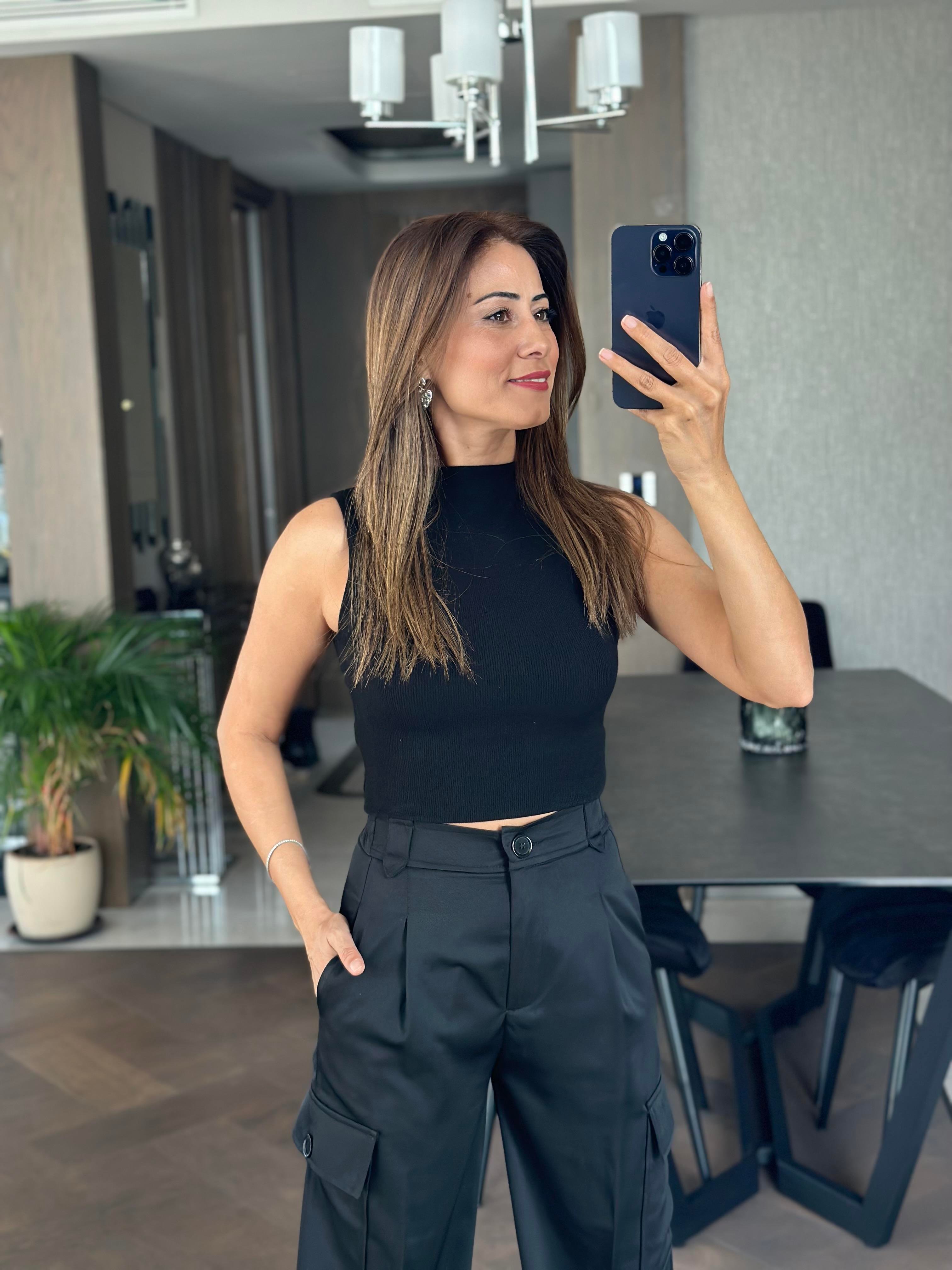 Siyah Dik Yaka Sıfır Kol Kaşkorse Kadın Crop Body