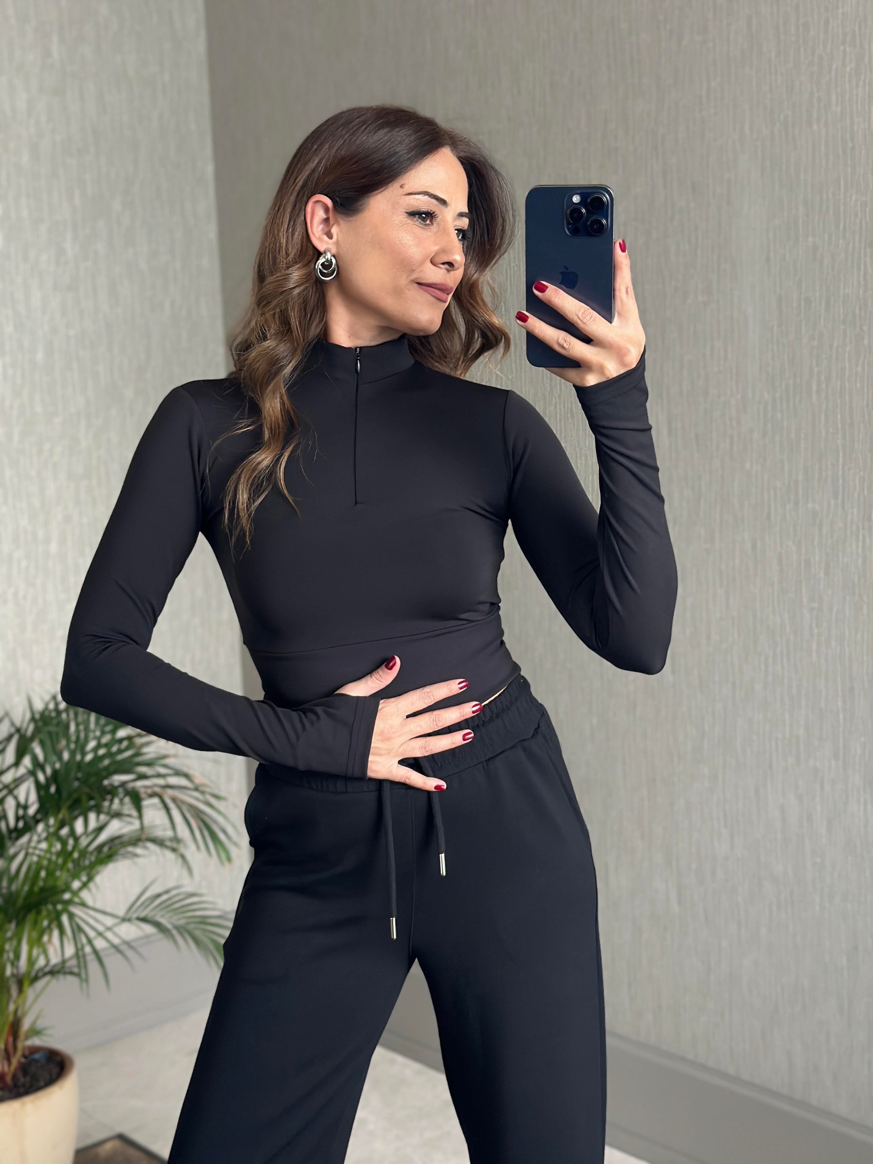 Siyah Dik Yaka Yarım Fermuarlı Parmak Geçmeli Kadın Body