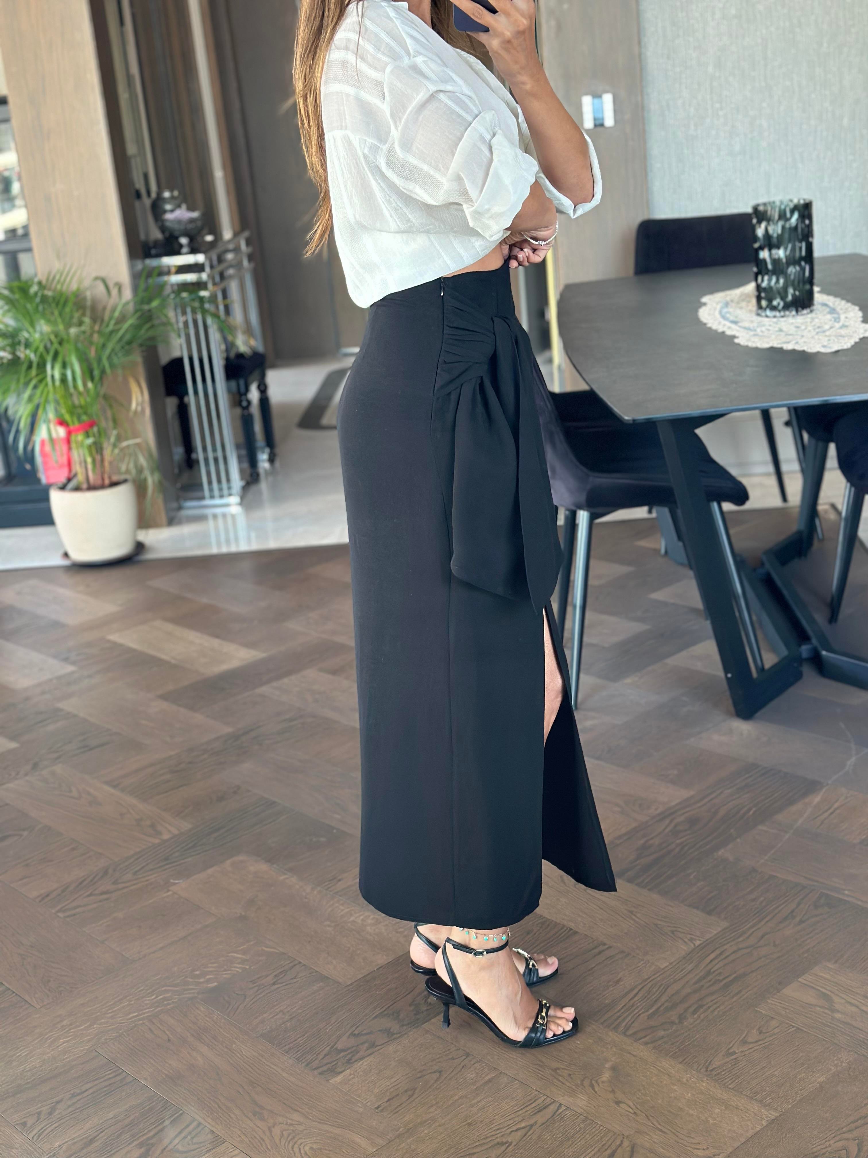 Siyah Düğüm Detaylı Yırtmaçlı Midi Boy Kadın Etek