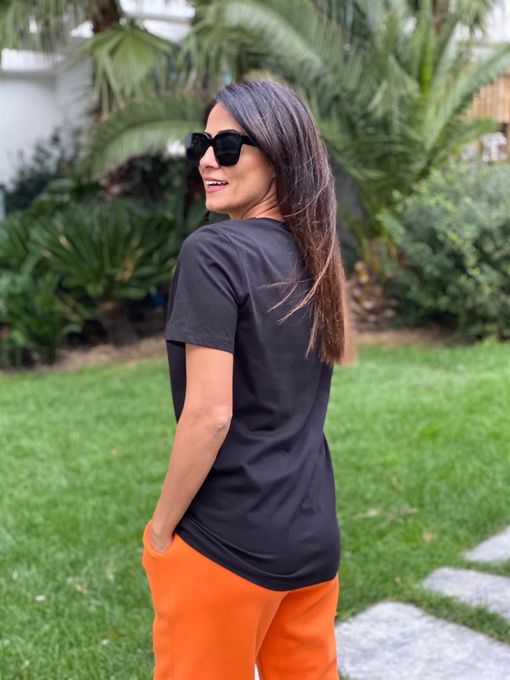 Siyah Eteği Dikişli V Yaka Basic Kadın T-shirt