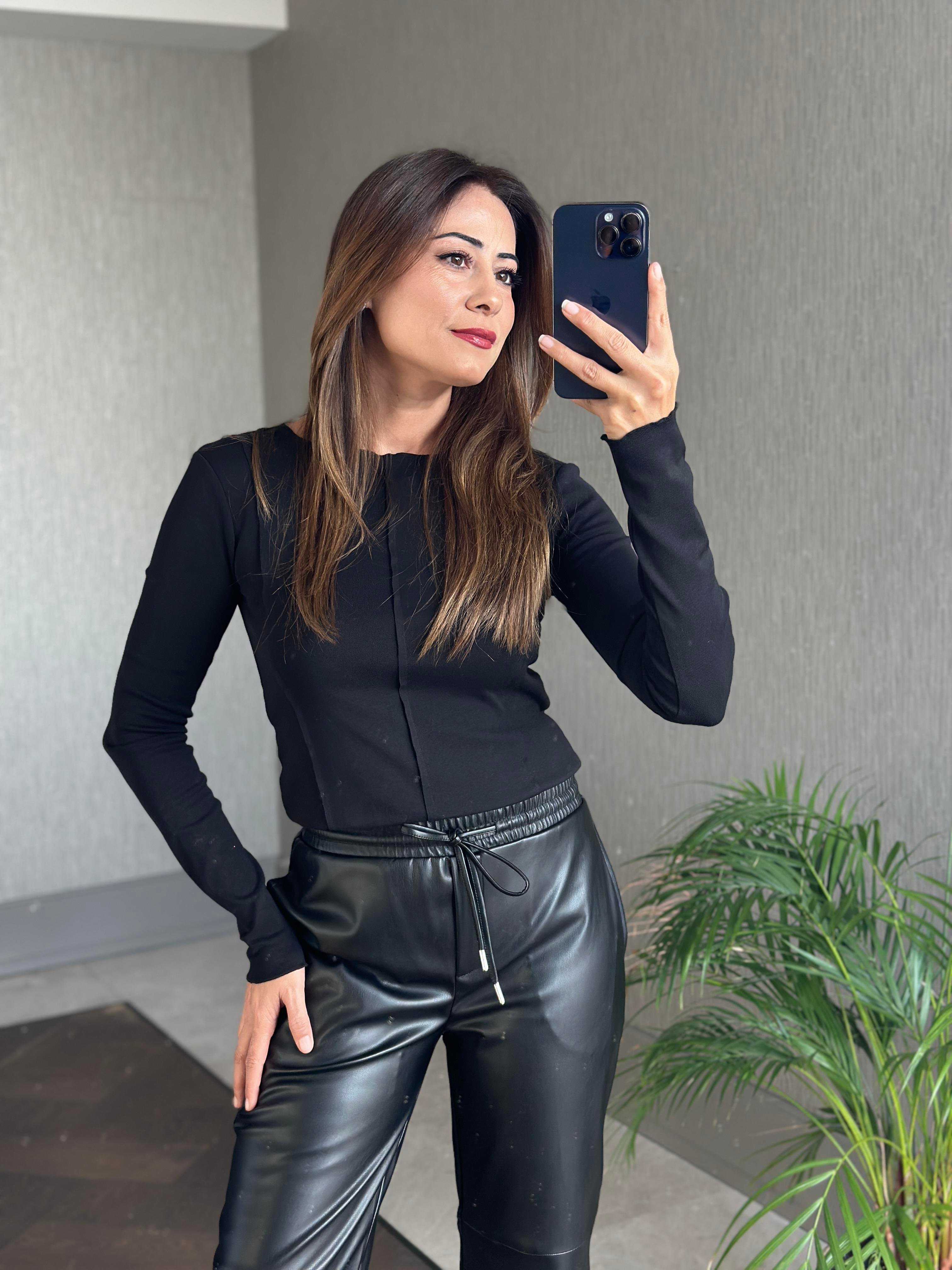 Siyah Eteği Oval Bisiklet Yaka Uzun Kol Dikiş Detay Kadın Body