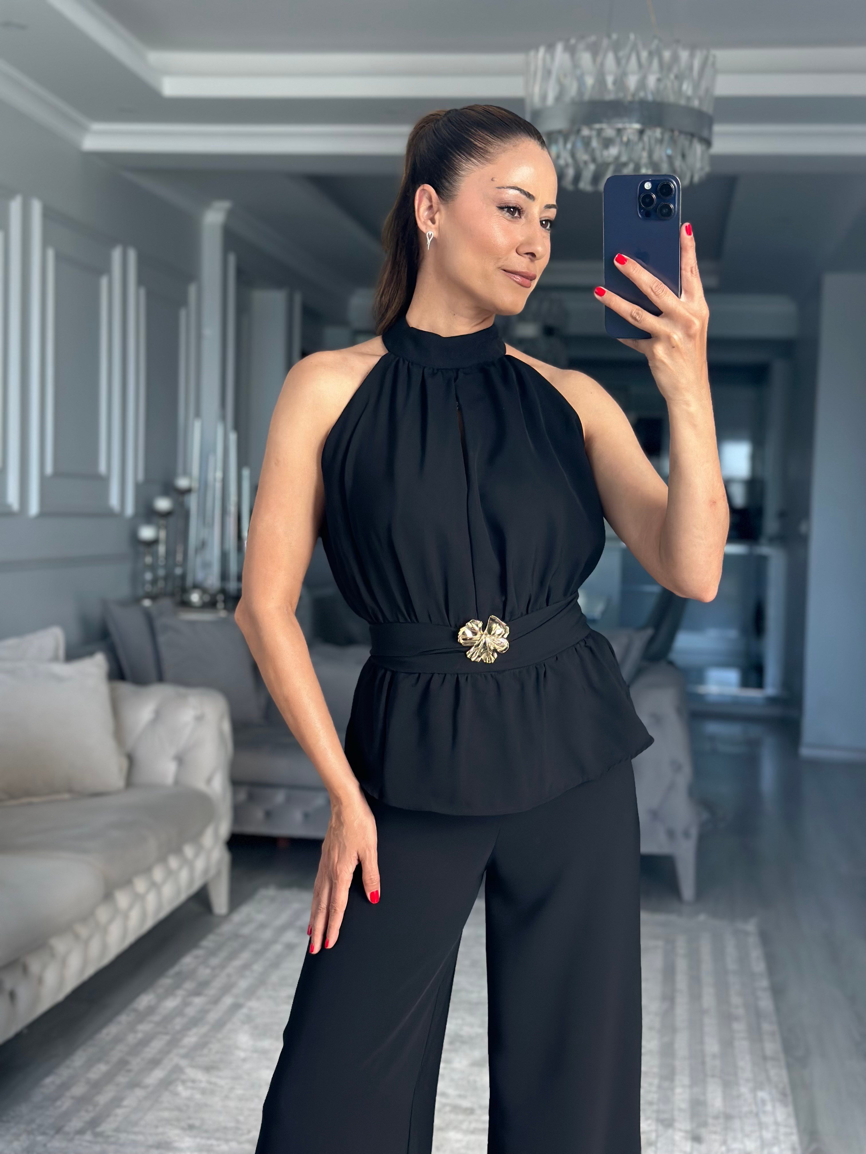 Siyah Halter Yaka Beli Broşlu Kadın Tulum