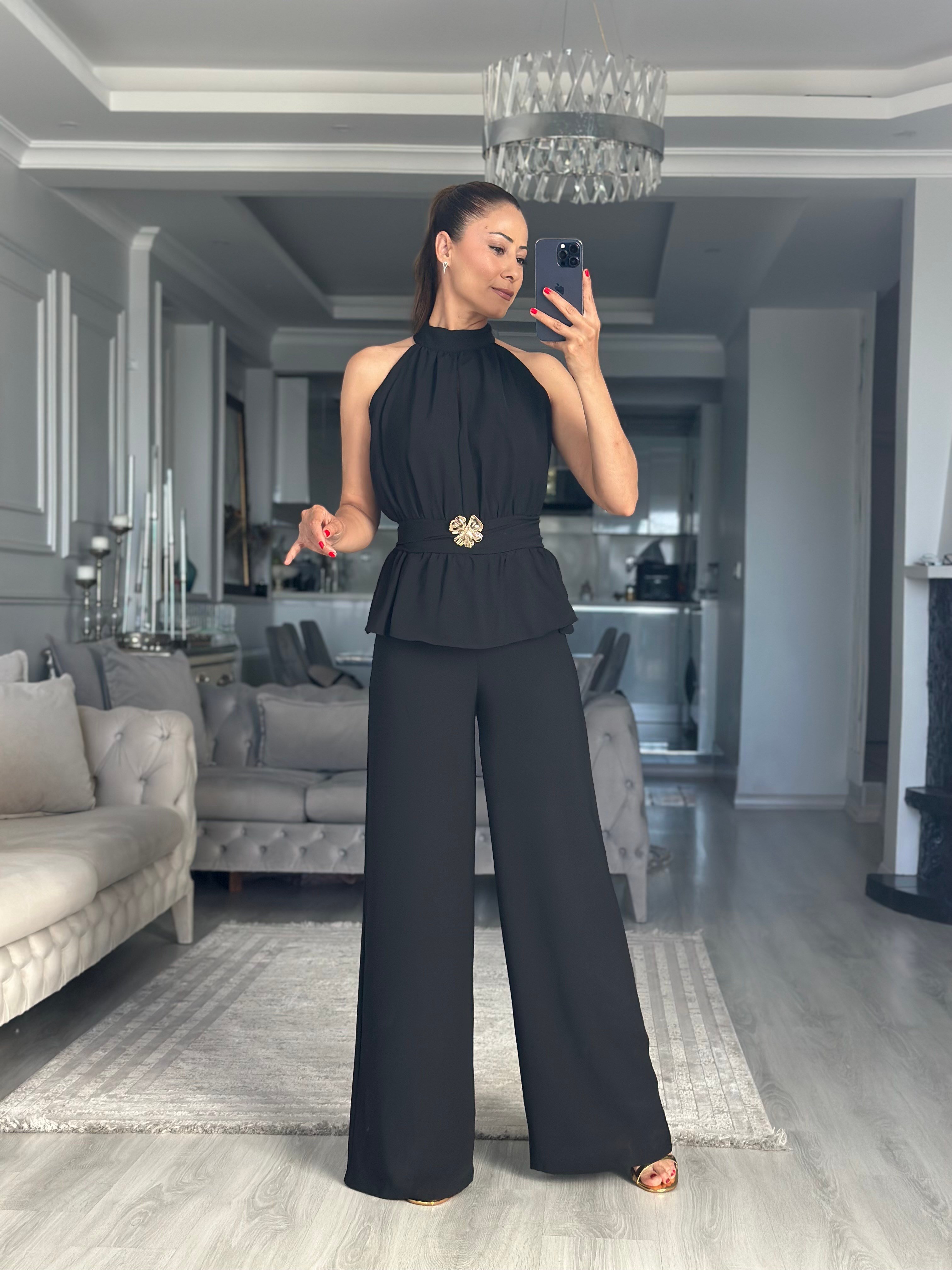 Siyah Halter Yaka Beli Broşlu Kadın Tulum