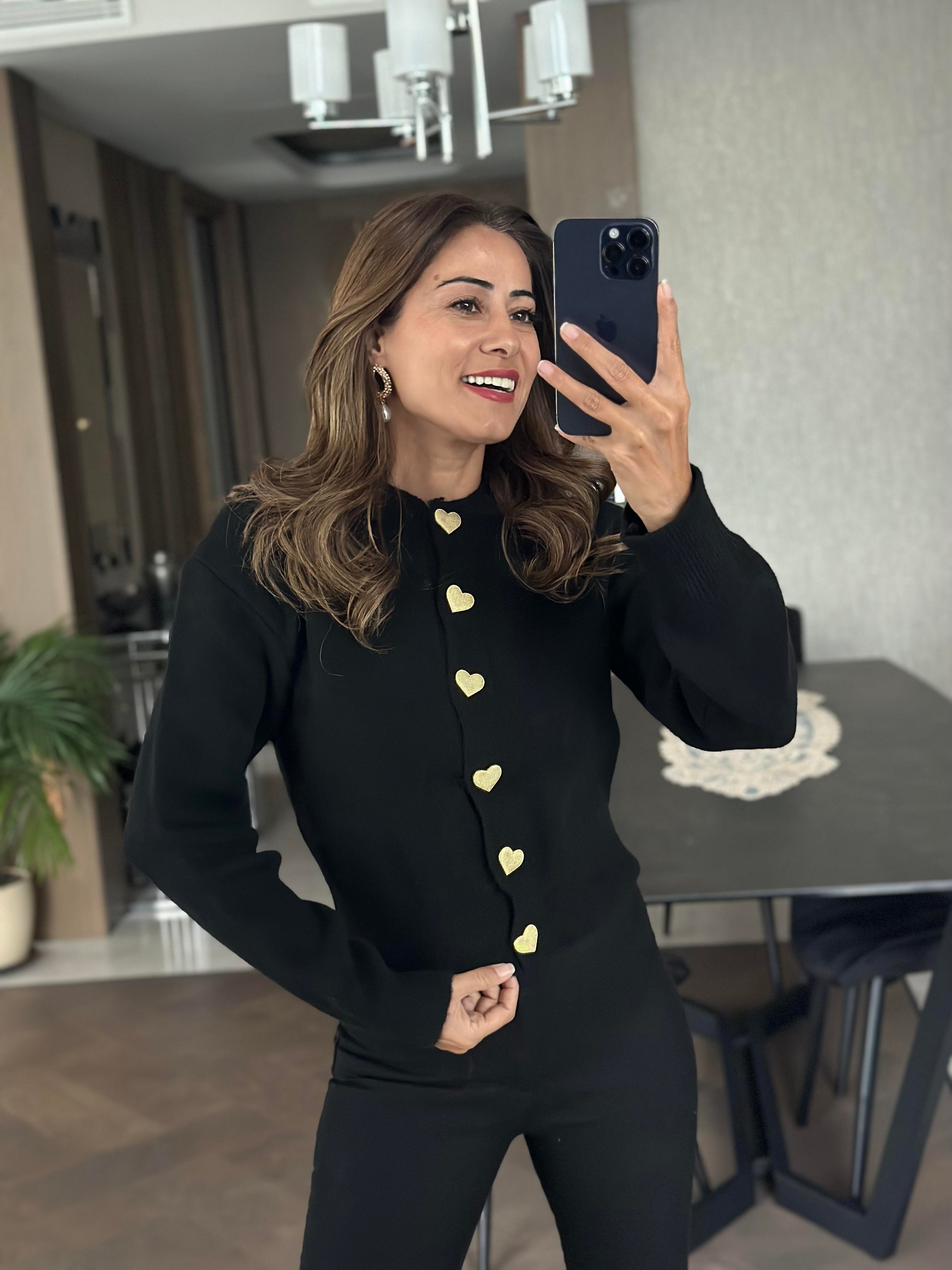 Siyah Kalp Düğmeli Kadın Triko Hırka