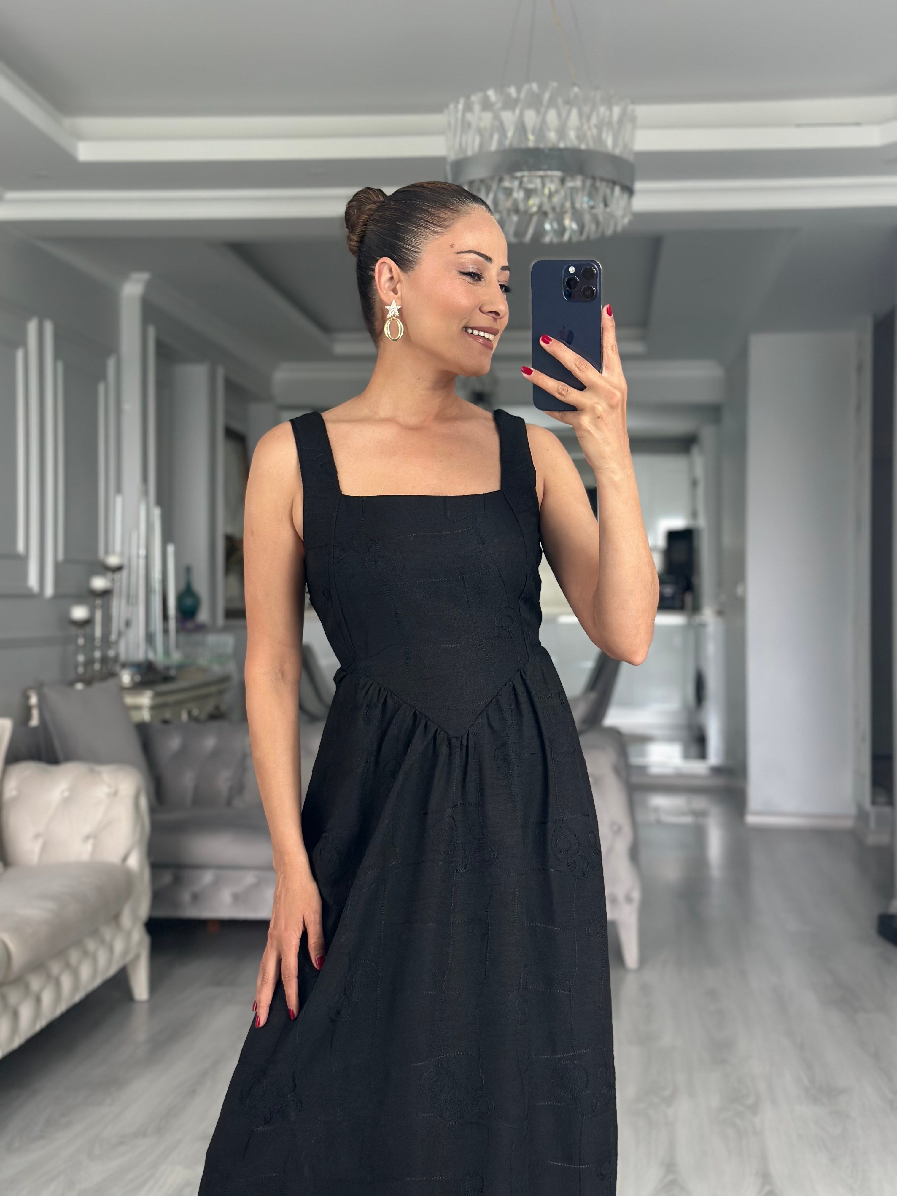 Siyah Kare Yaka Nakışlı Kuşaklı Midi Boy Kadın Elbise 