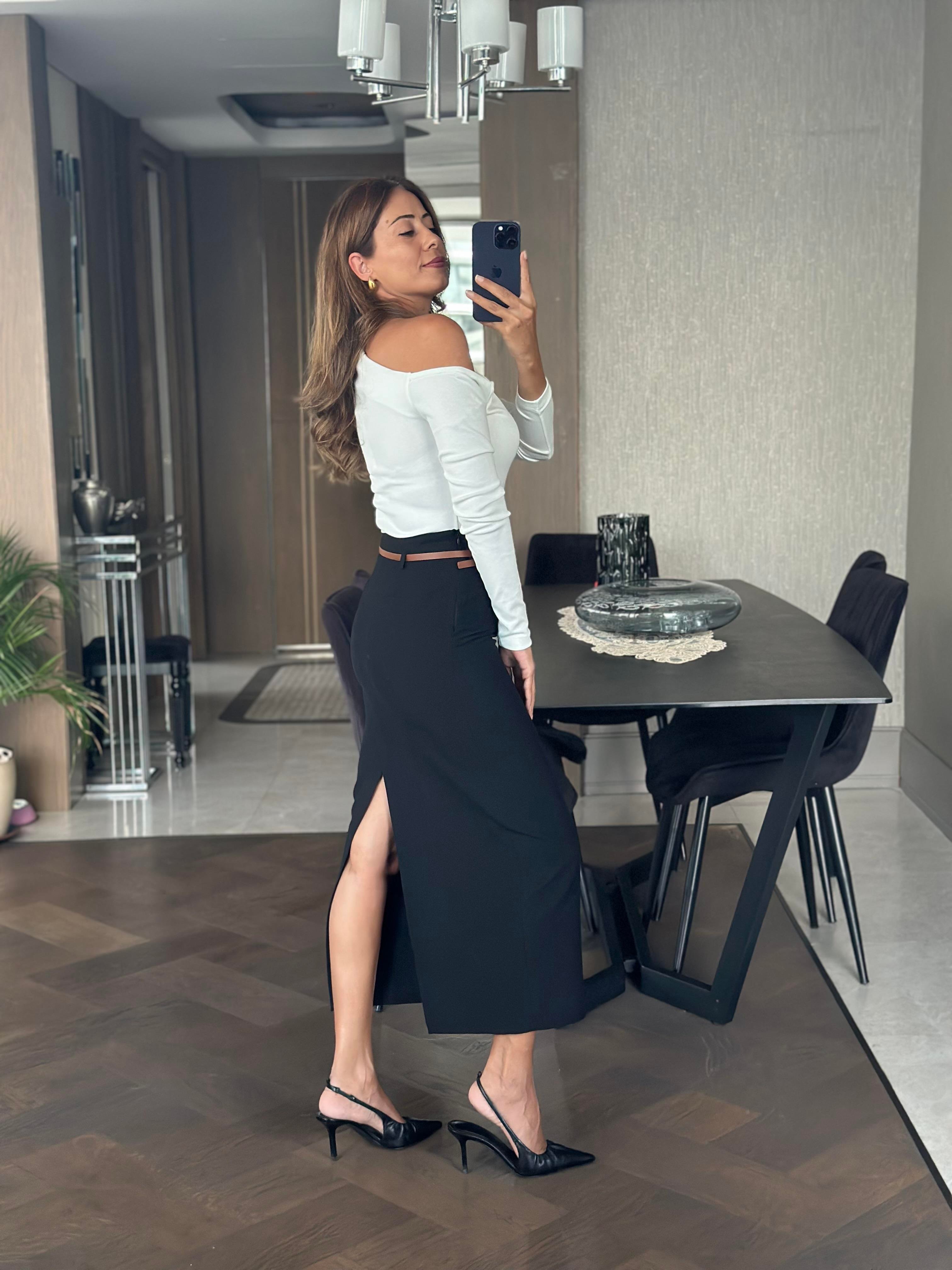 Siyah Karol Kemerli Arkası Yırtmaçlı Yanı Fermuarlı Kadın Etek