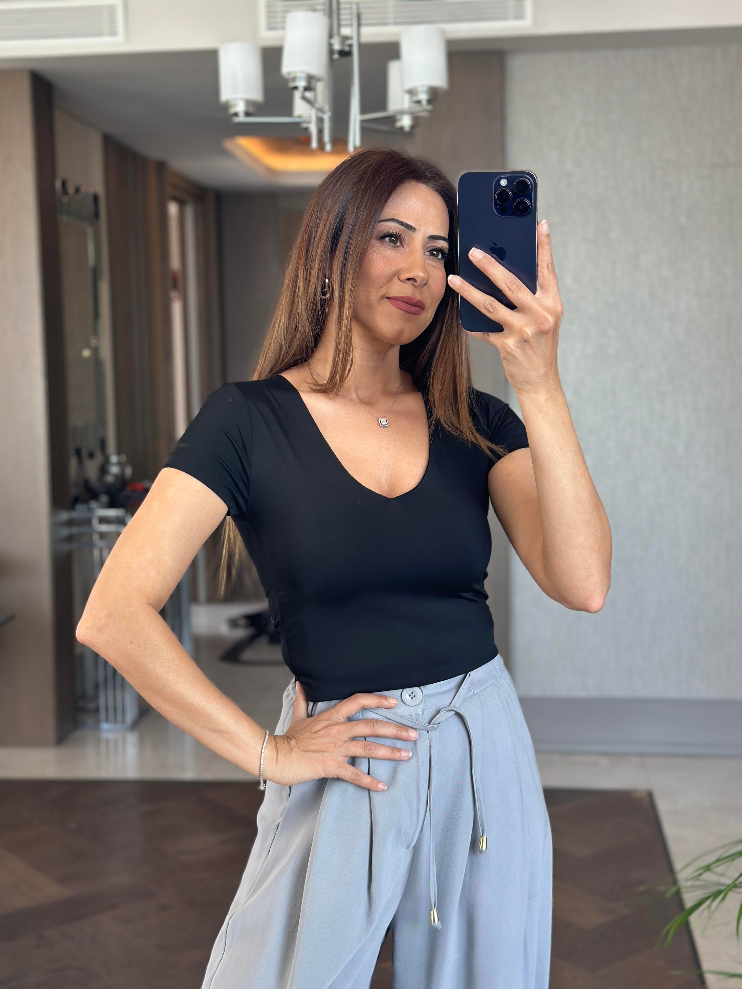 Siyah Karol V Yaka Kısa Kol Kadın Crop Body