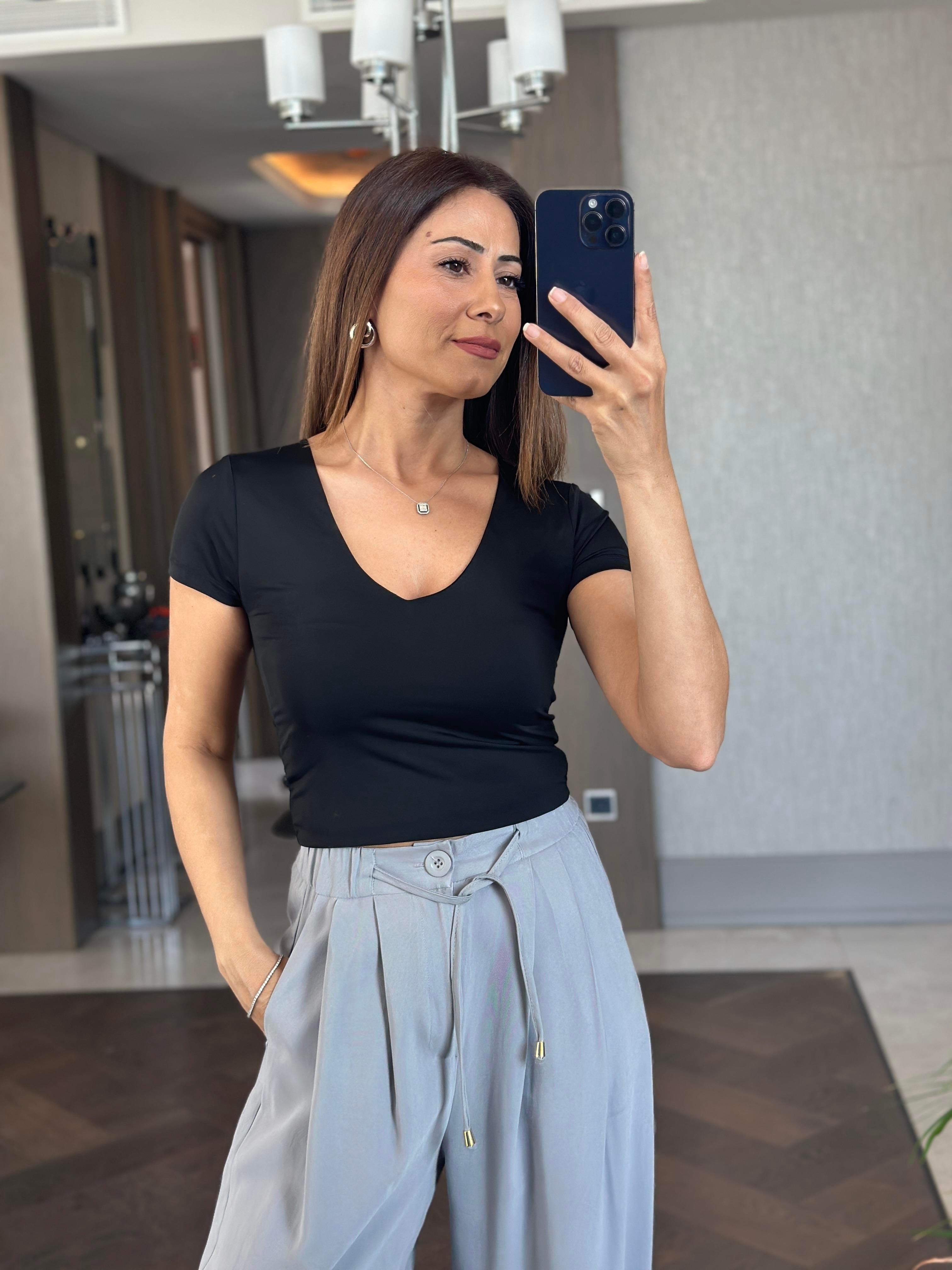 Siyah Karol V Yaka Kısa Kol Kadın Crop Body