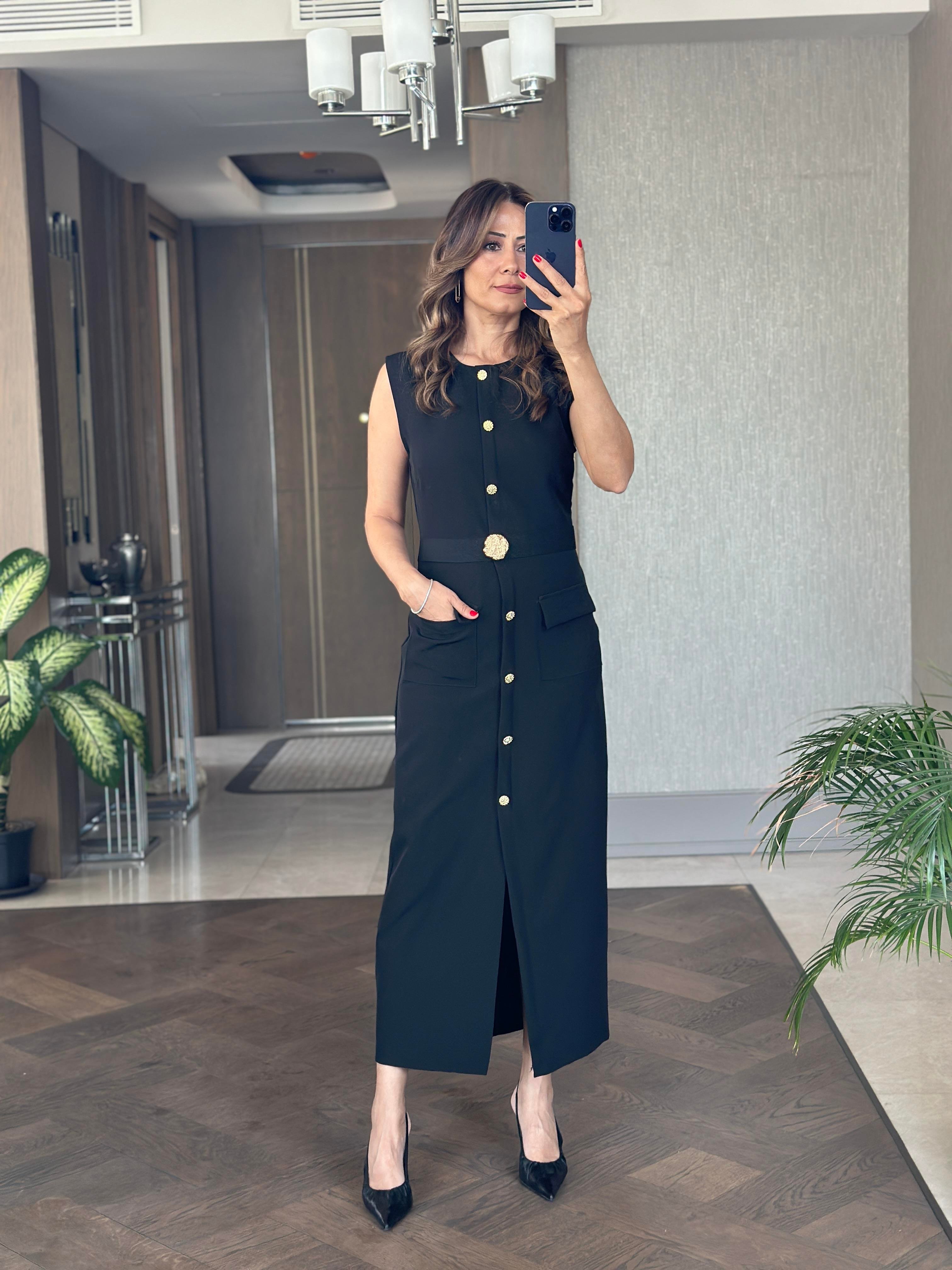 Siyah Kemeri Broş Detaylı Sıfır Kol Maksi Boy Kadın Elbise