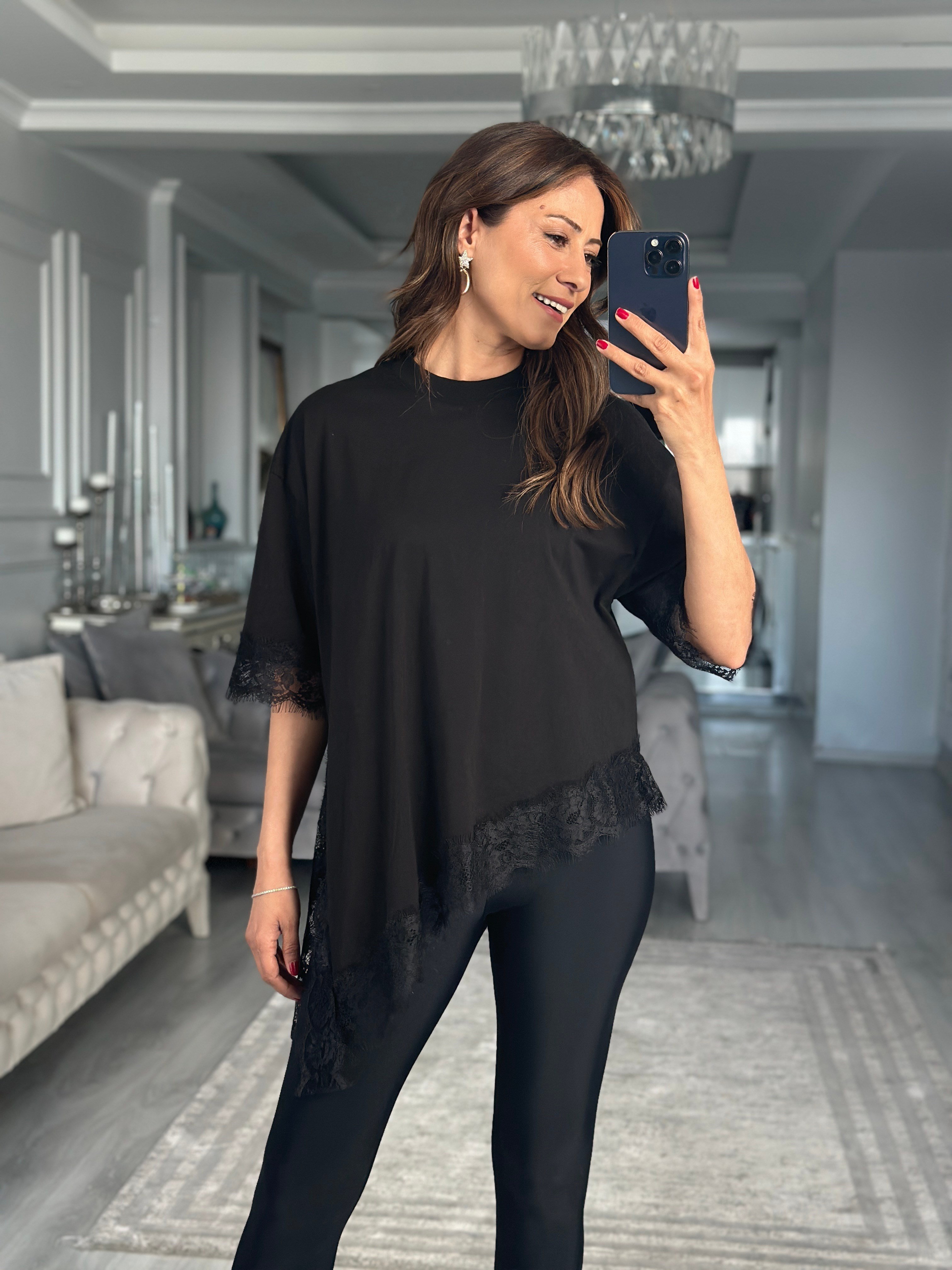 Siyah Kolu Ve Eteği Dantelli Asimetrik Kadın T-Shirt