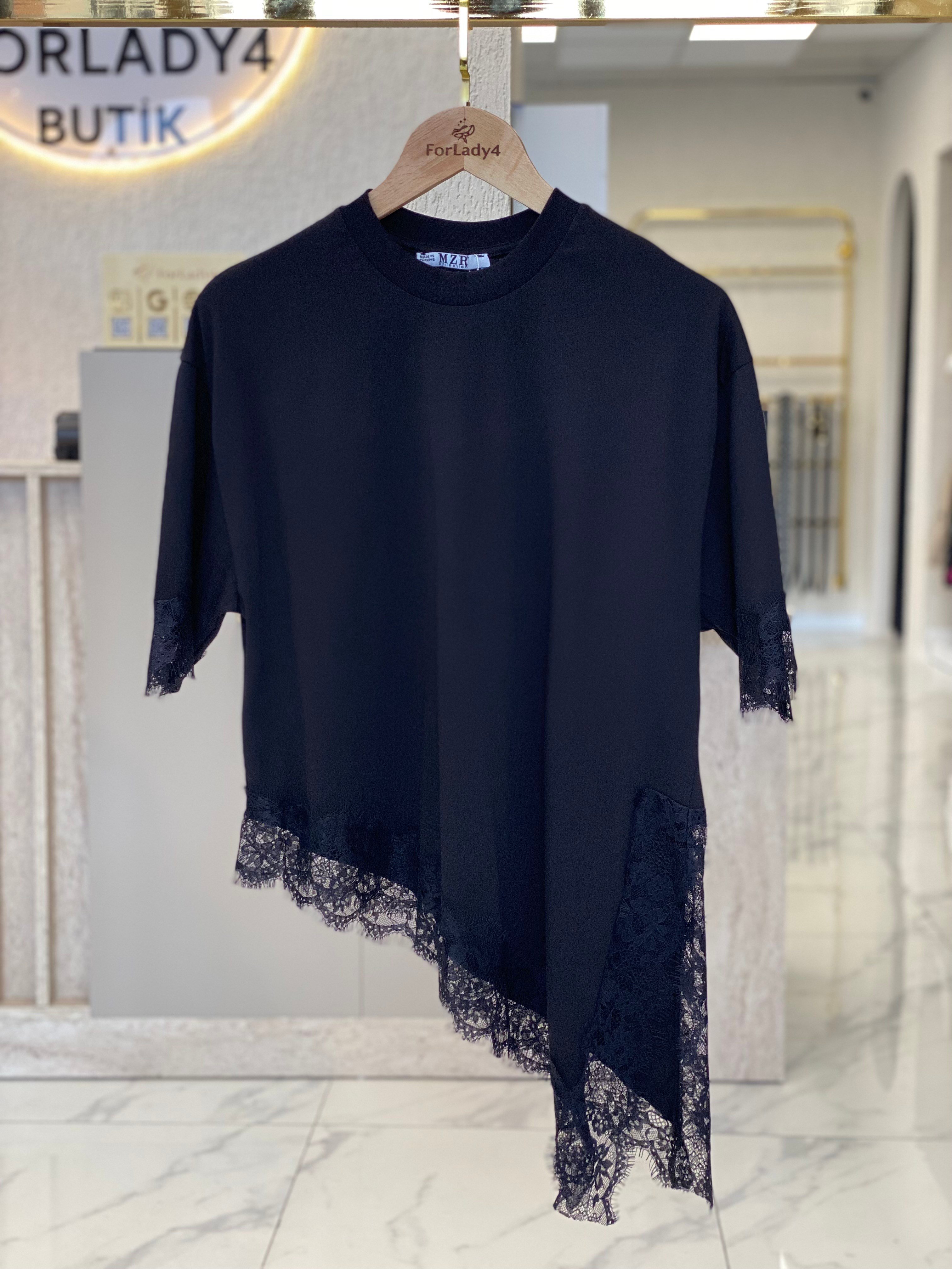Siyah Kolu Ve Eteği Dantelli Asimetrik Kadın T-Shirt