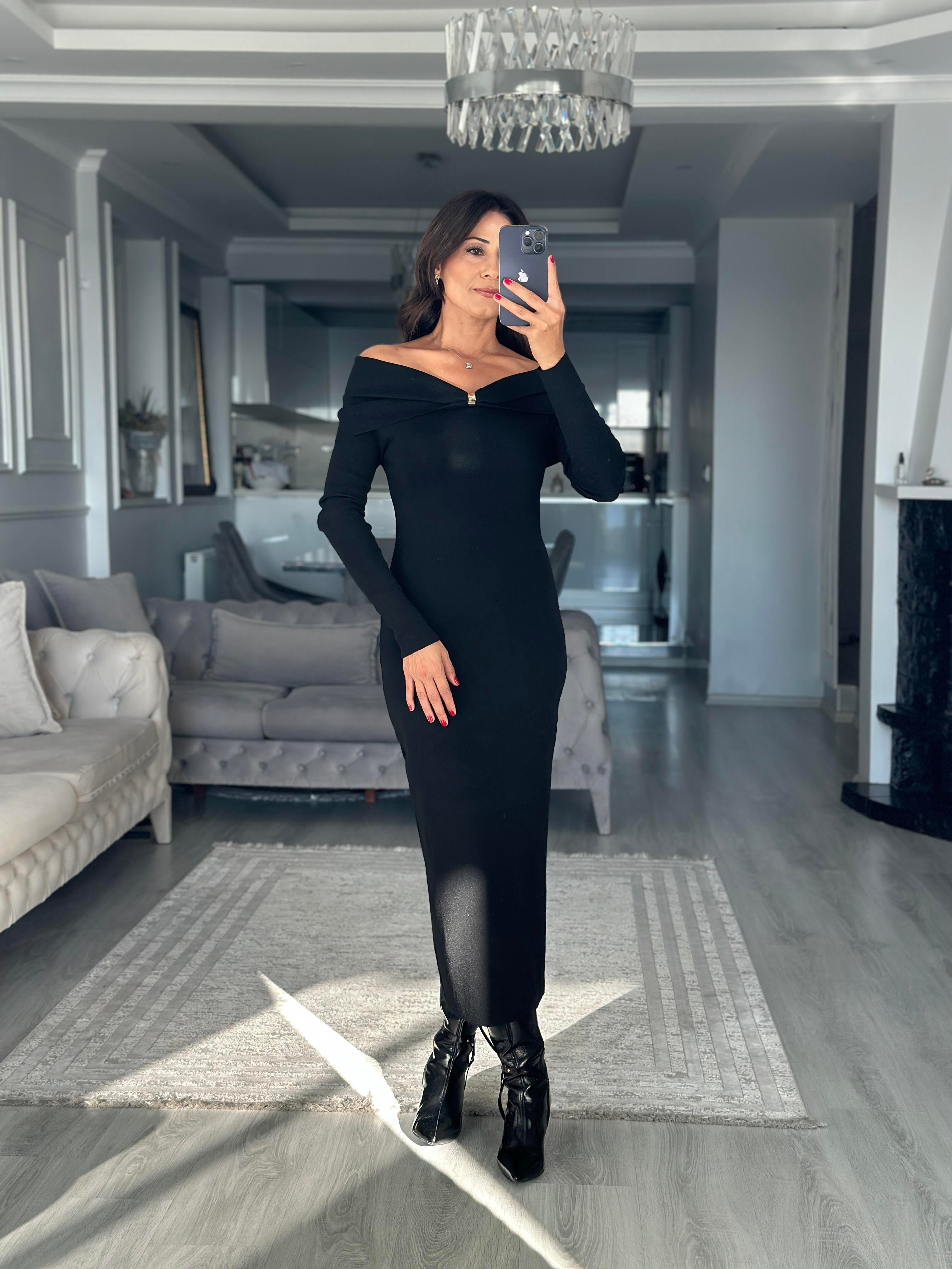 Siyah Madonna Yaka Aksesuar Detaylı Kadın Midi Boy Triko Elbise