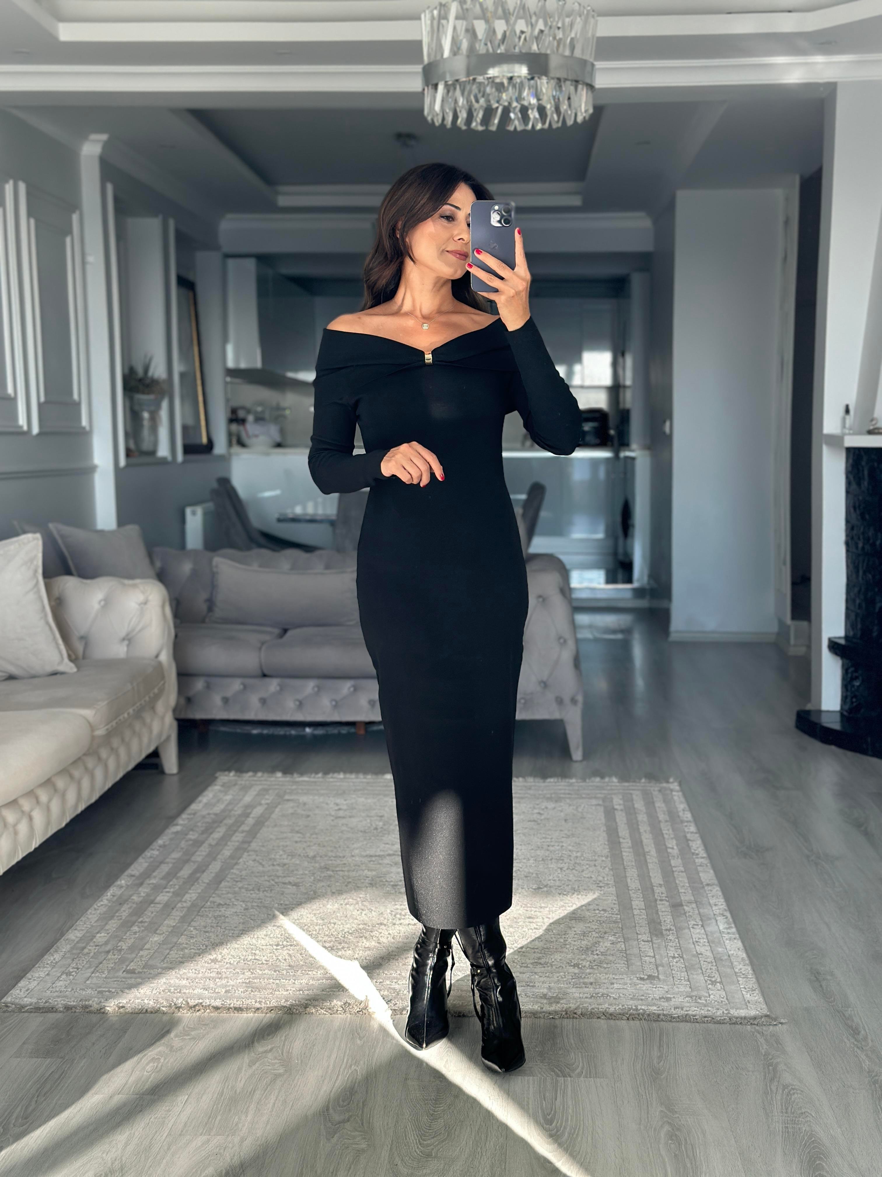Siyah Madonna Yaka Aksesuar Detaylı Kadın Midi Boy Triko Elbise