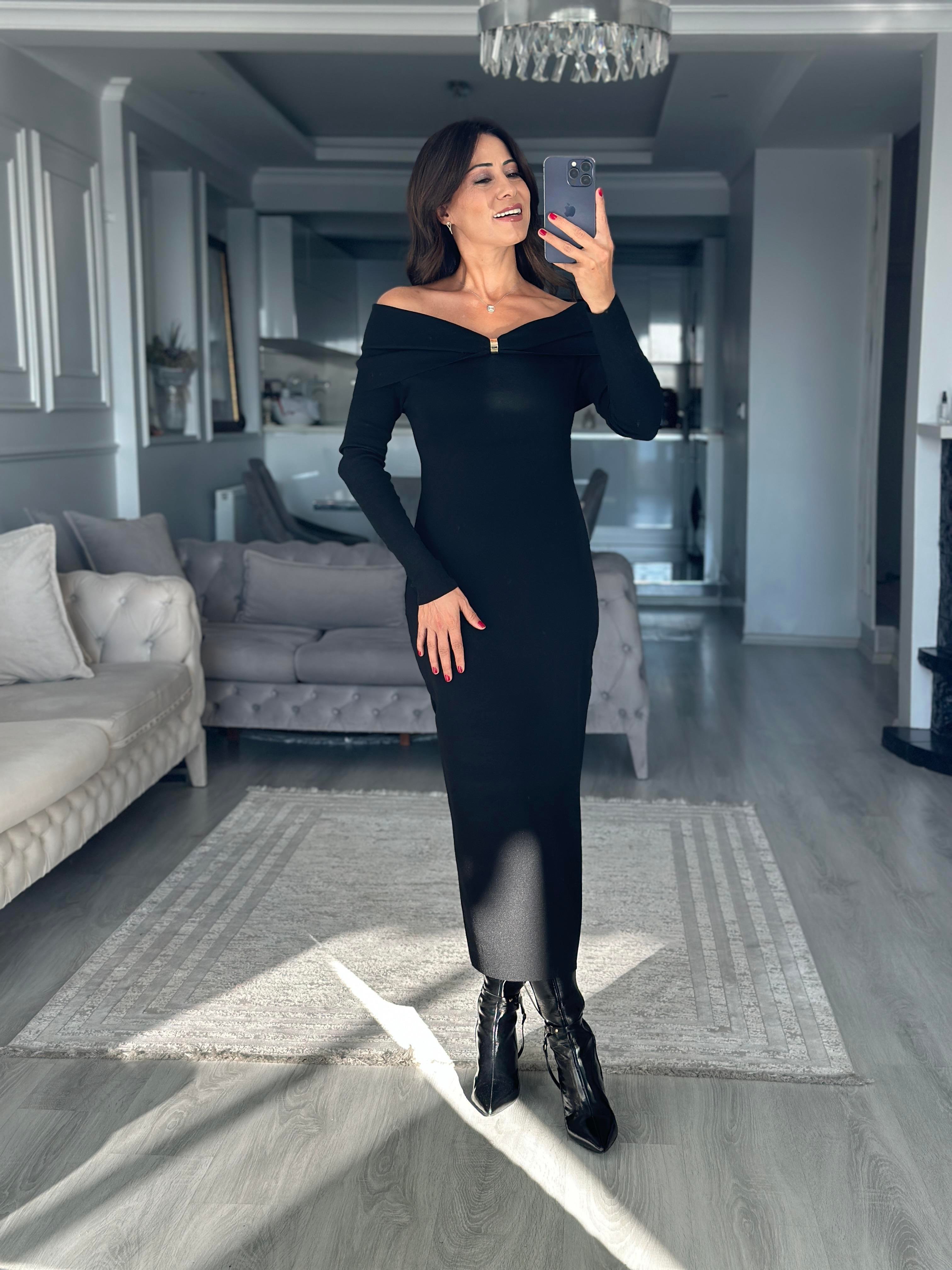 Siyah Madonna Yaka Aksesuar Detaylı Kadın Midi Boy Triko Elbise