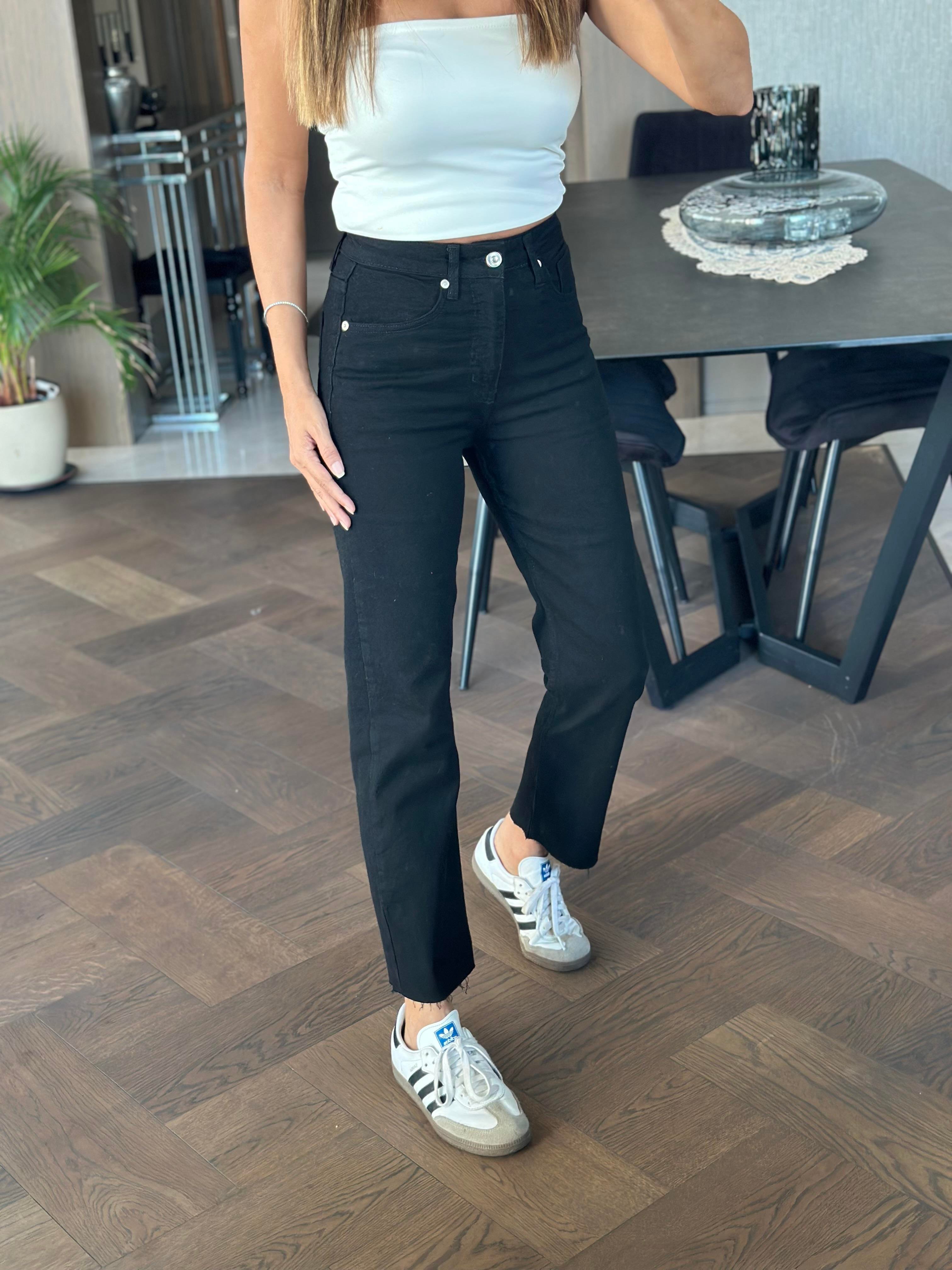 Siyah Marka Model Kesik Paça Boy Fit Kadın Jean Pantolon