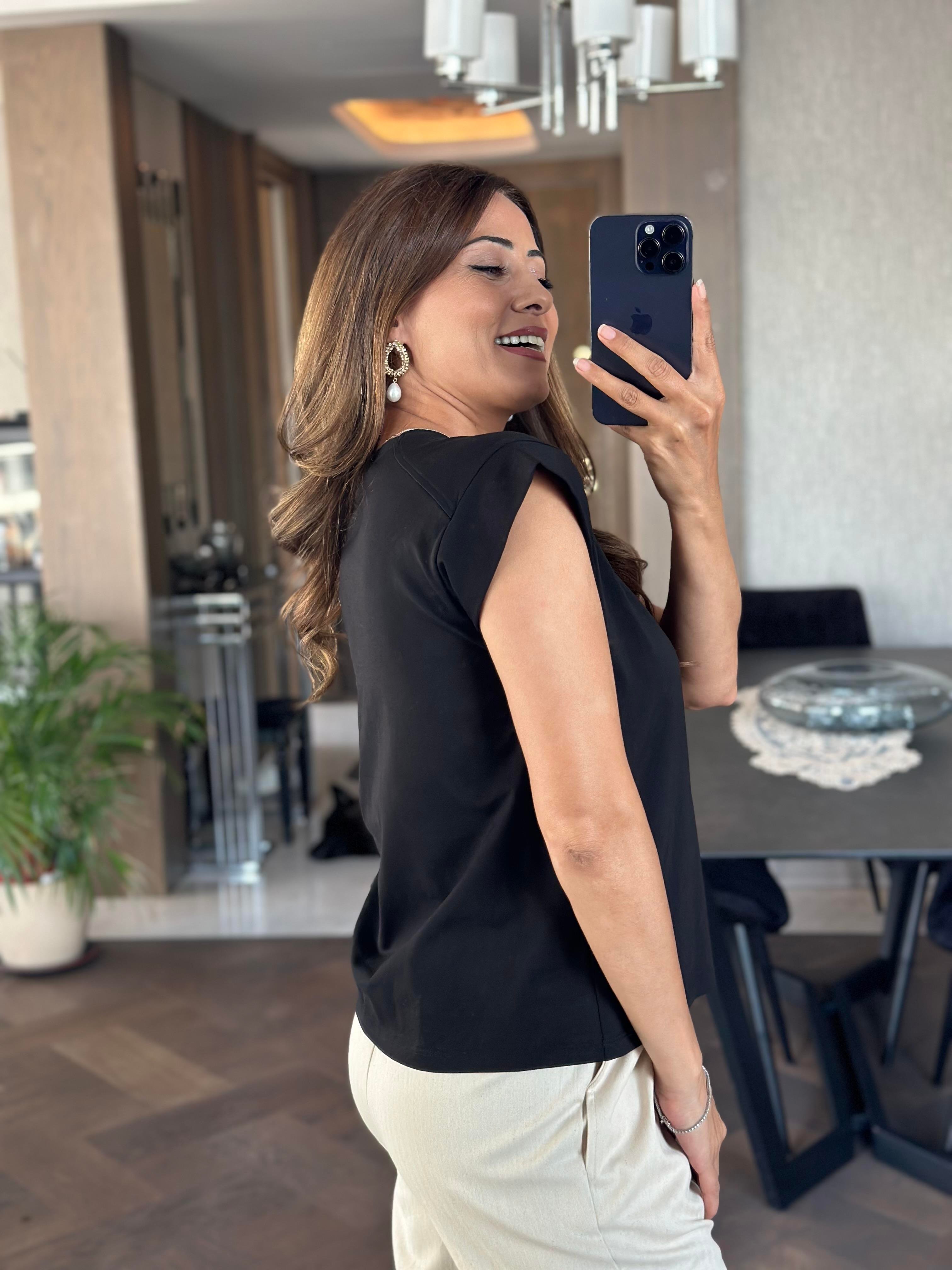 Siyah Omzu Dikişli Vatka Görünümlü Kadın T-Shirt