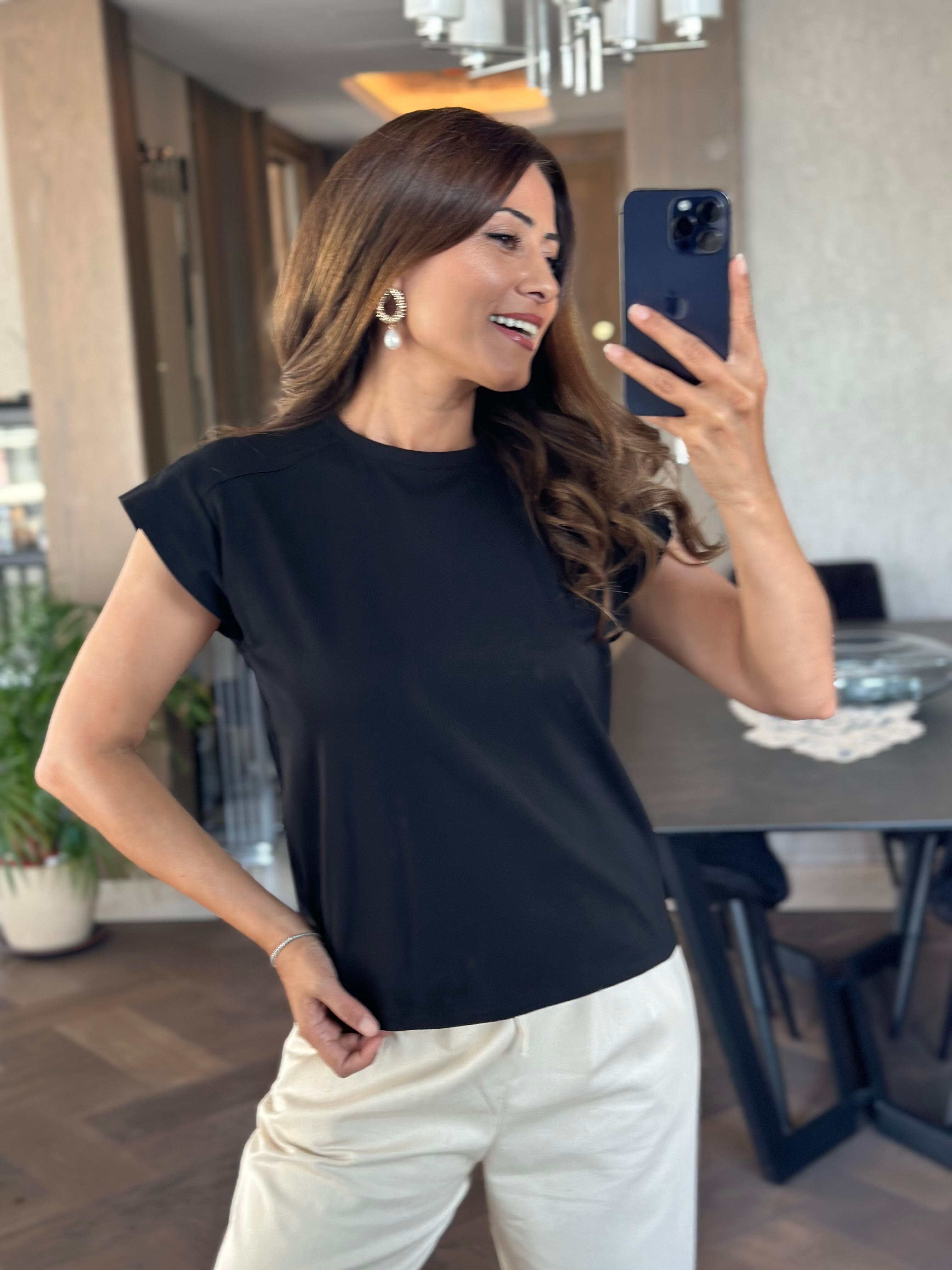 Siyah Omzu Dikişli Vatka Görünümlü Kadın T-Shirt