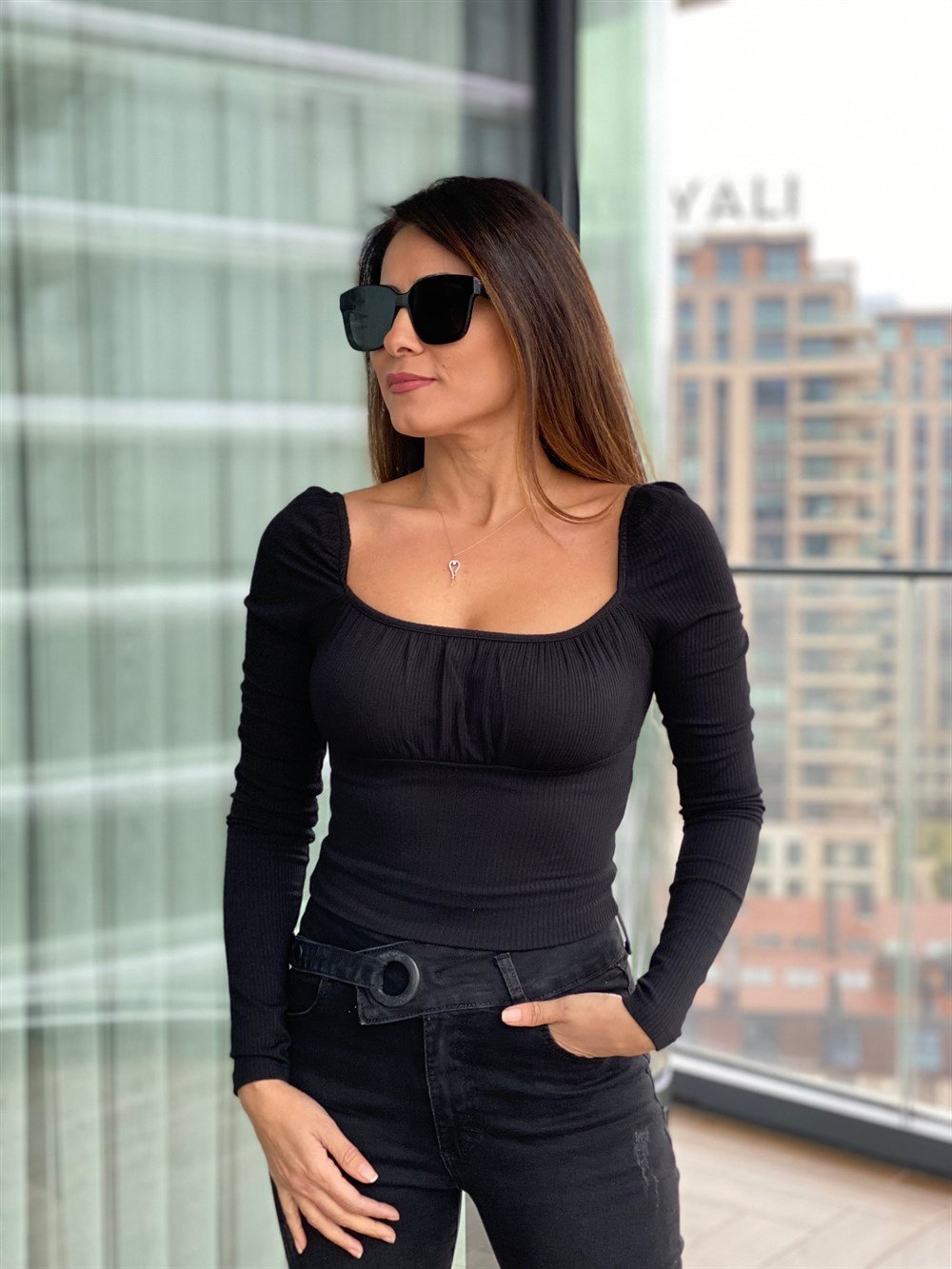Siyah Omzu Lastikli Önü Büzgülü Bluz