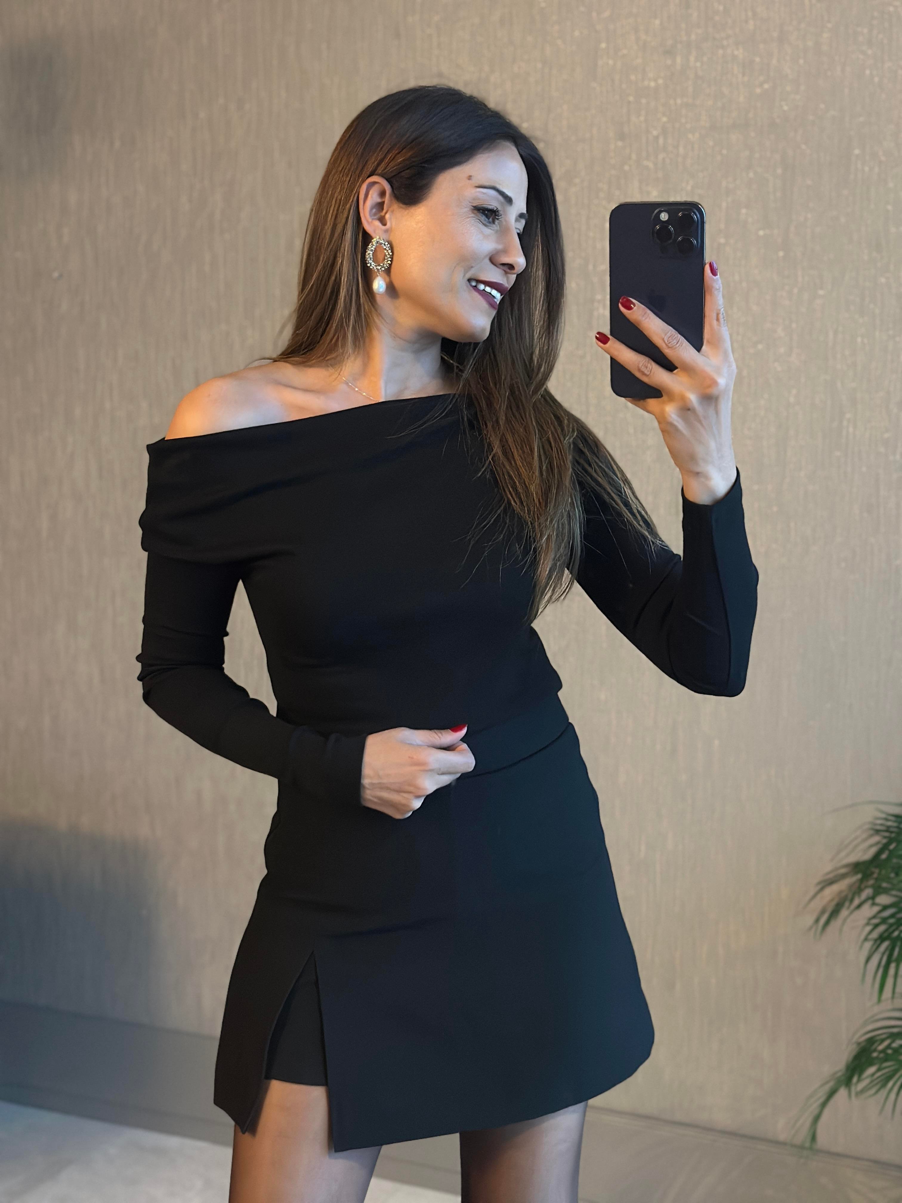 Siyah Omzu Pileli  Madonna Yaka Uzun Kol Kadın Body