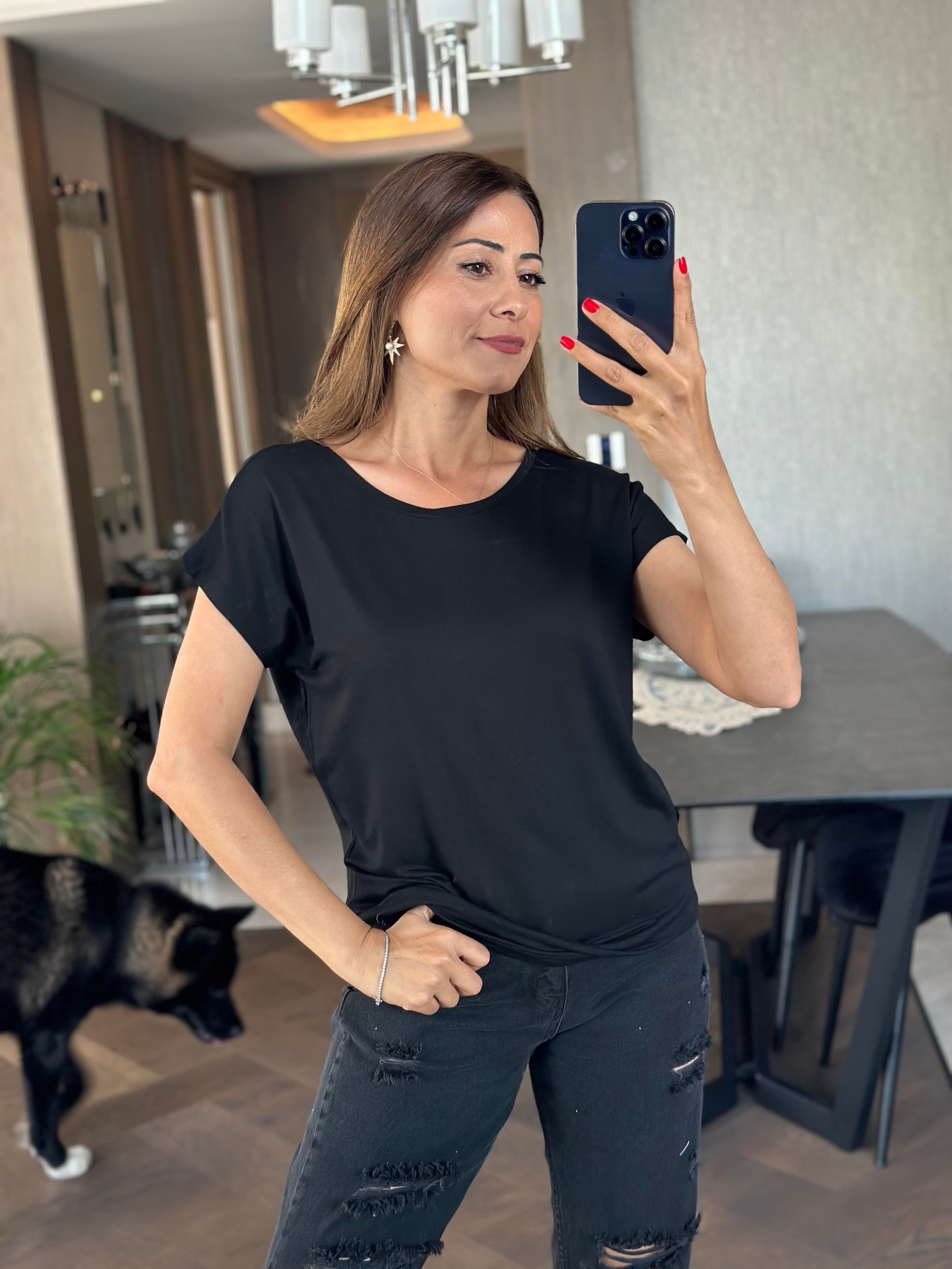 Siyah Önü Bisiklet Arkası V Yaka Kısa Yarasa Kol Kadın T-Shirt
