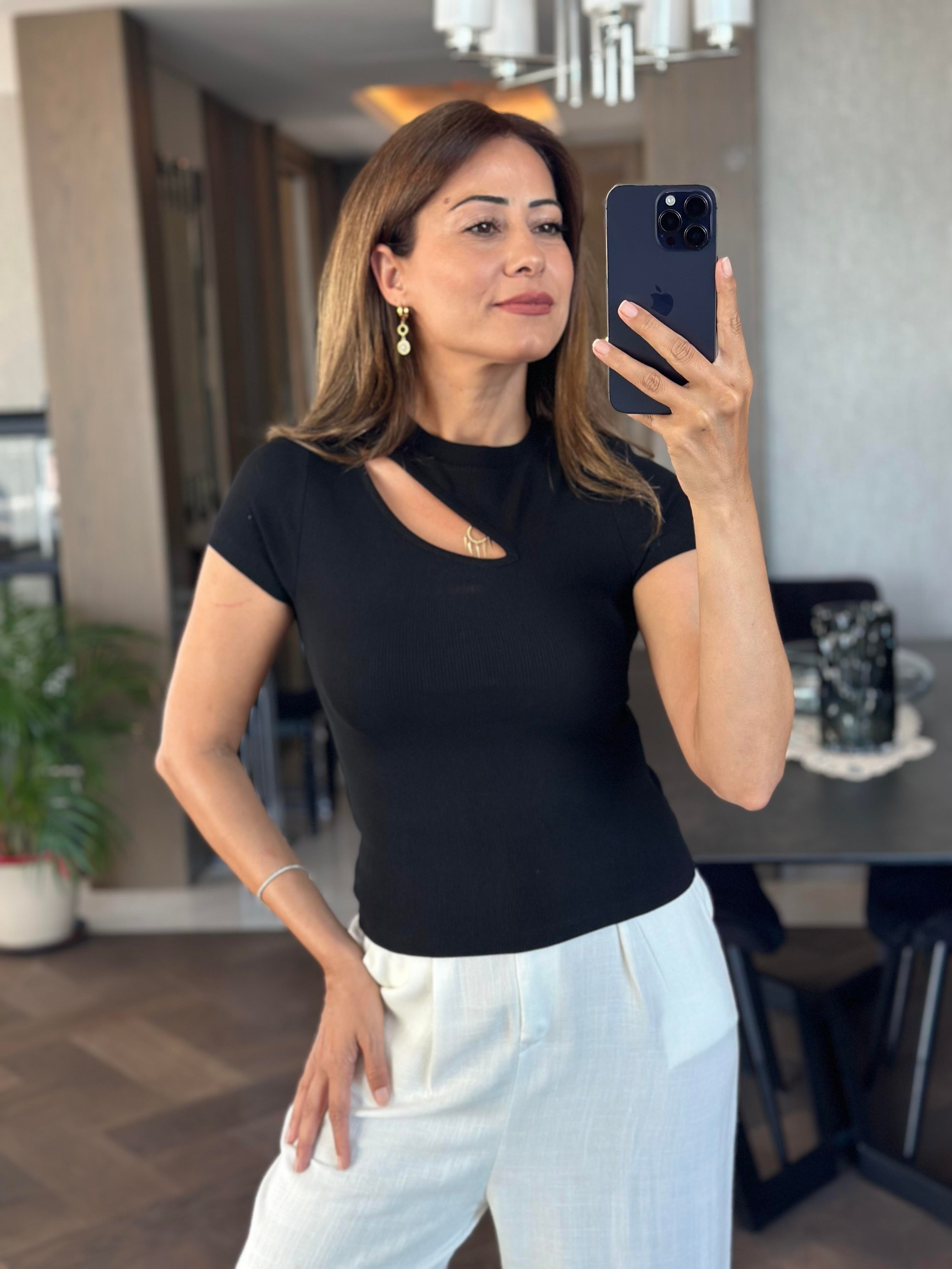 Siyah Önü Dekolteli Kısa Kol Bisiklet Yaka Kadın Body