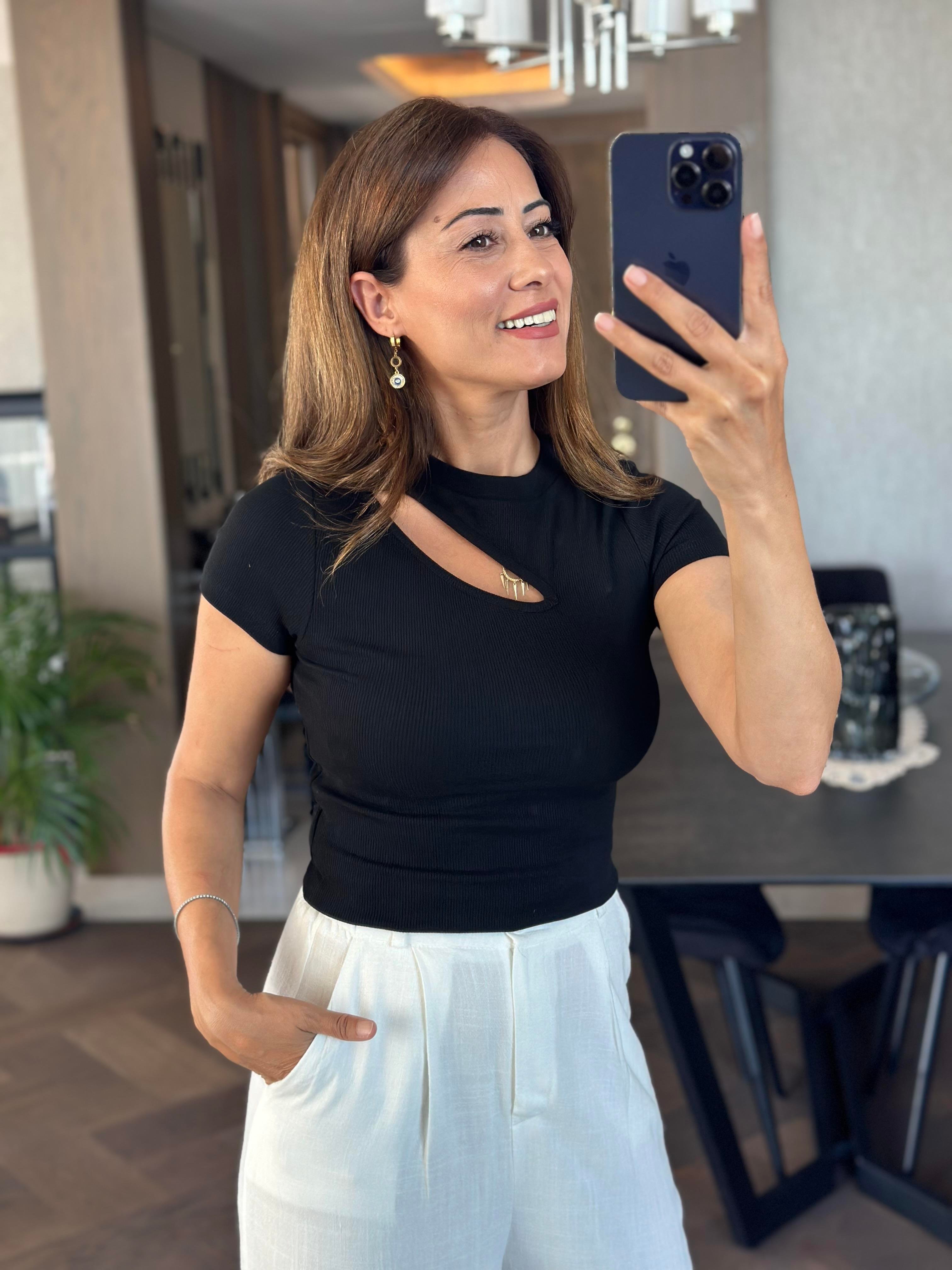 Siyah Önü Dekolteli Kısa Kol Bisiklet Yaka Kadın Body