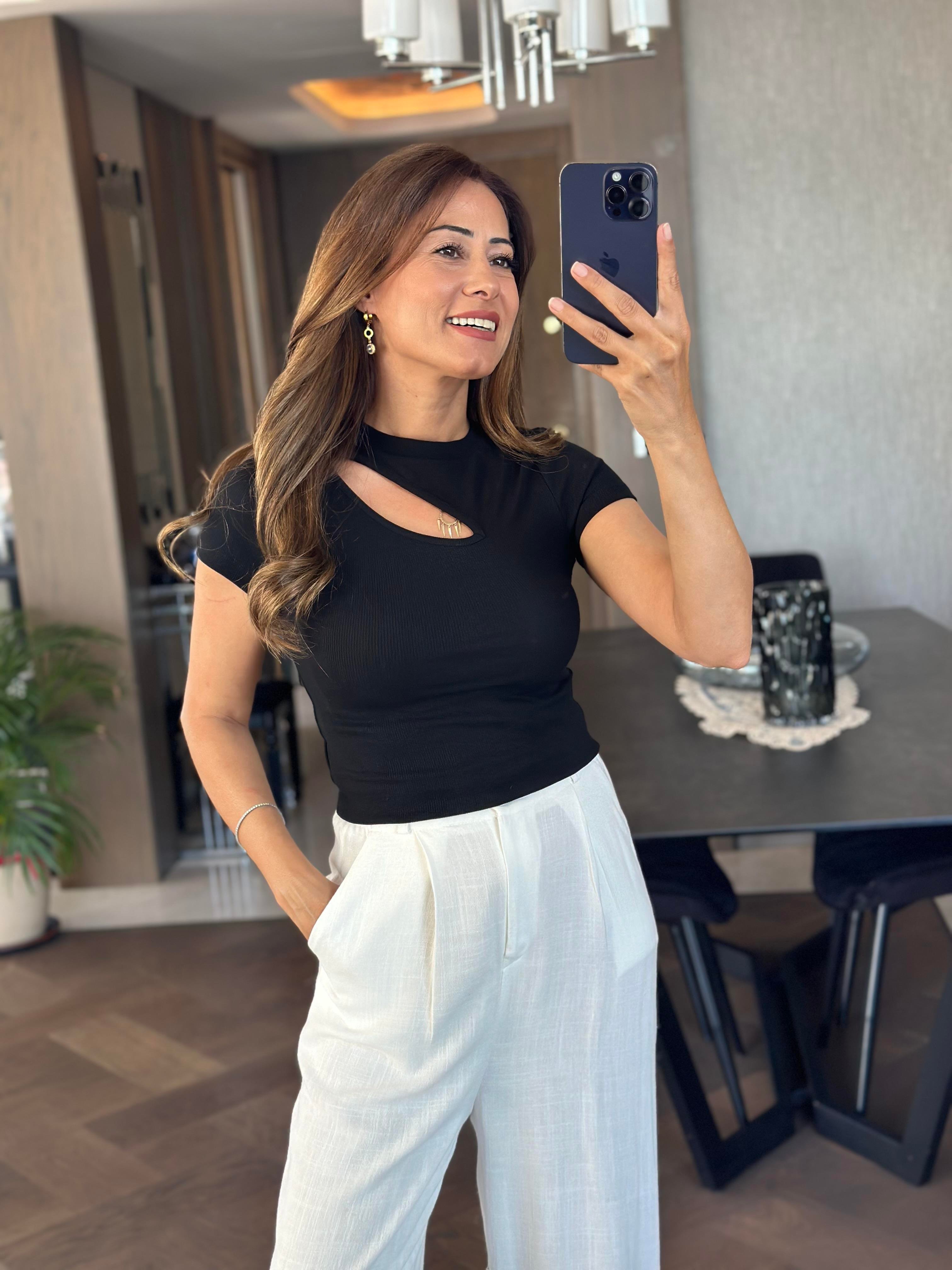 Siyah Önü Dekolteli Kısa Kol Bisiklet Yaka Kadın Body