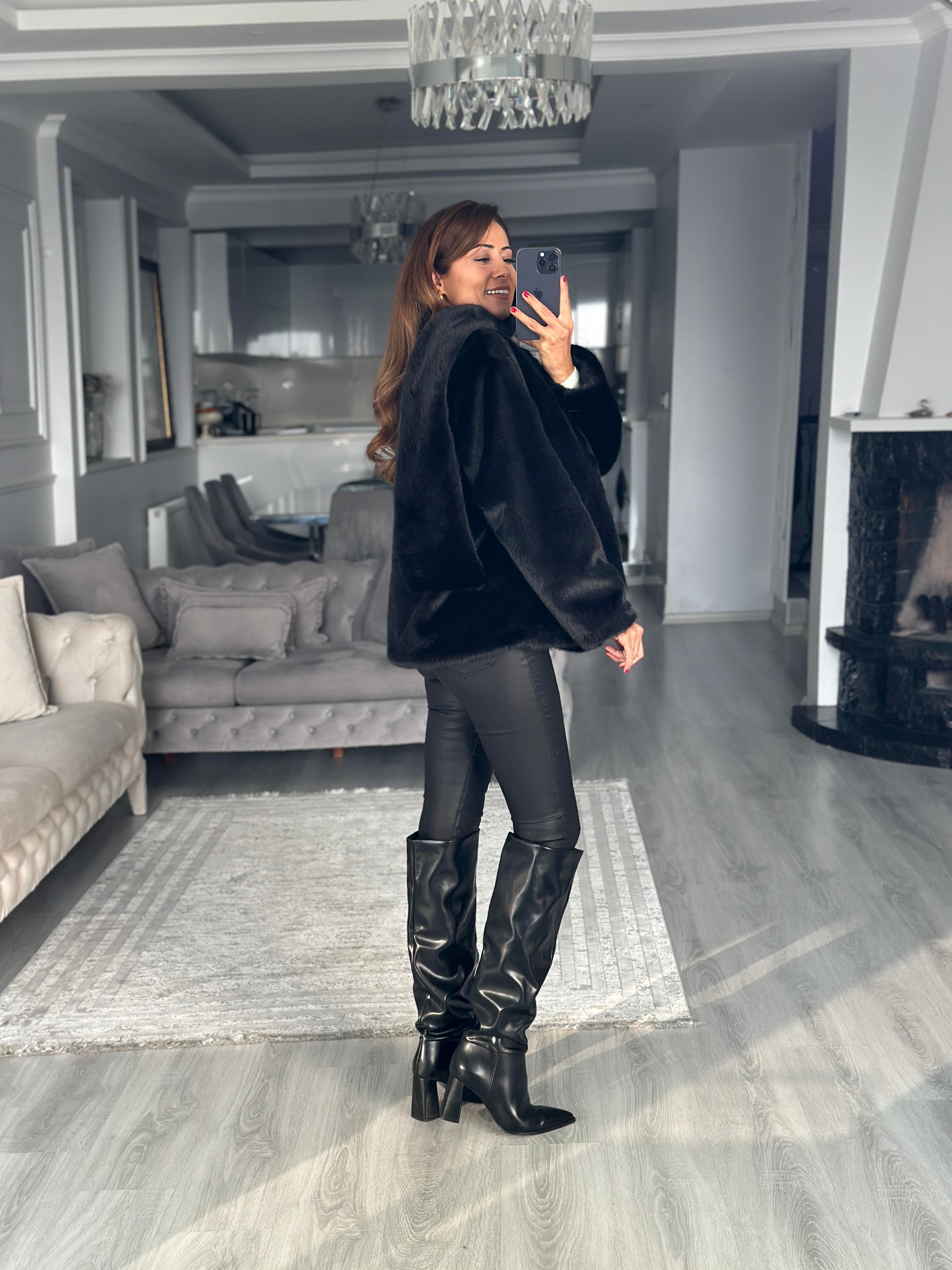 Siyah Önü Düğmeli Atkılı Kadın Kürk Mont