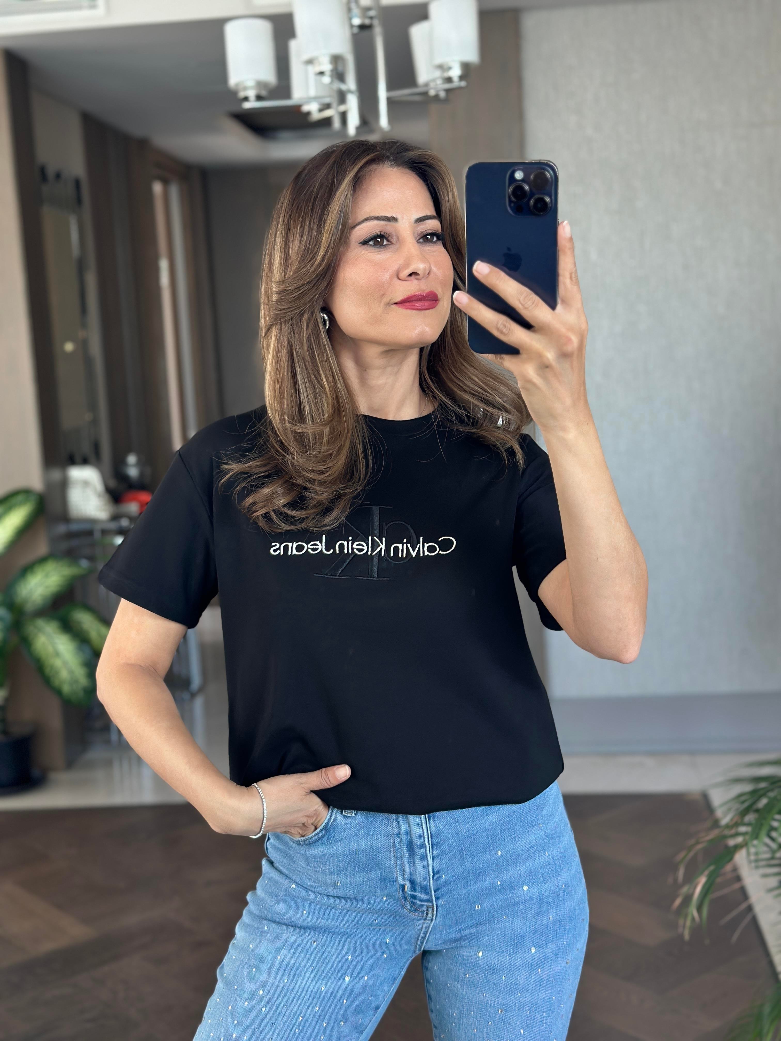 Siyah Önü Kabartma Yazı Nakışlı Bisiklet Yaka Kısa Kol Kadın T-Shirt