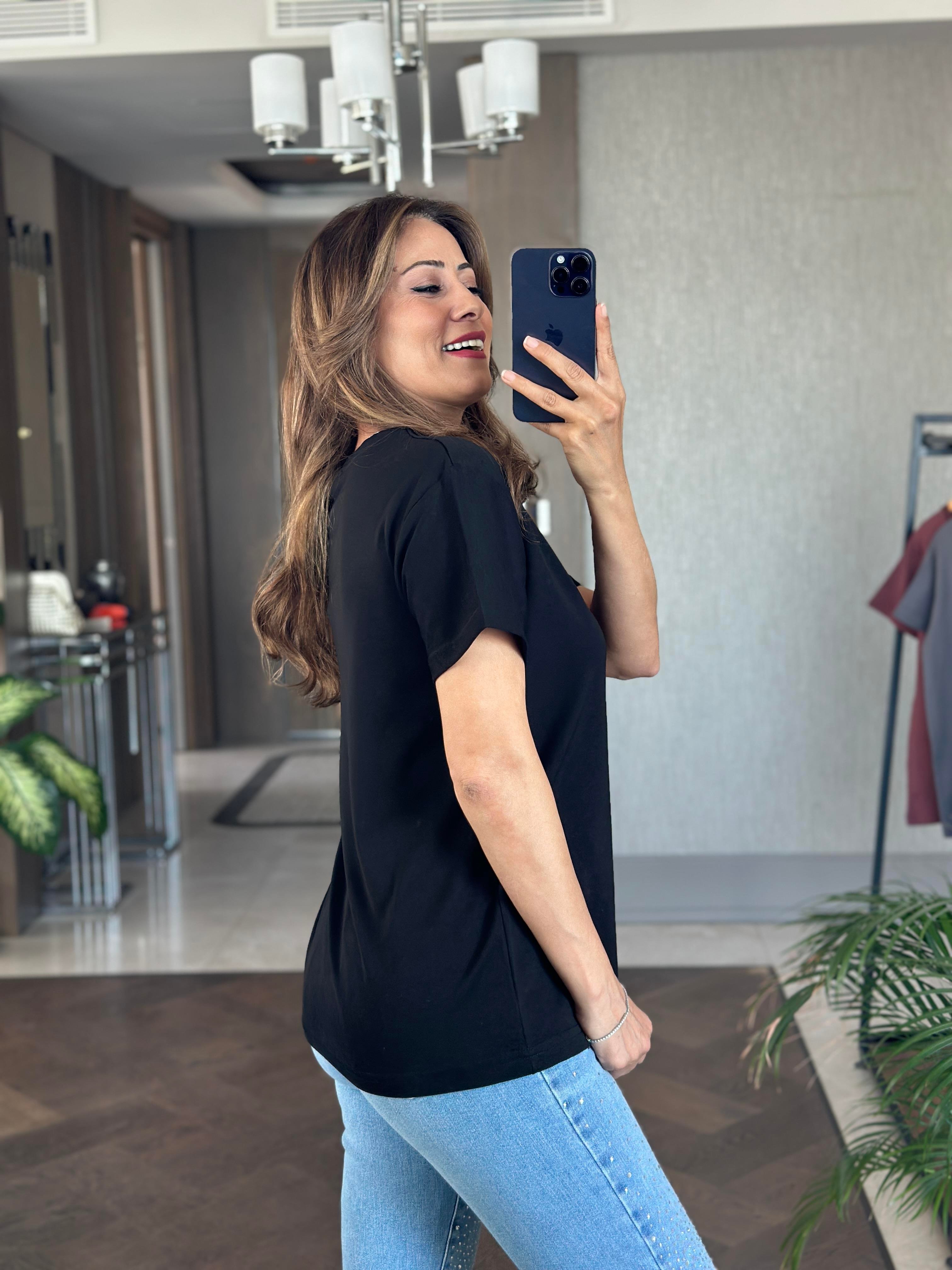 Siyah Önü Kabartma Yazı Nakışlı Bisiklet Yaka Kısa Kol Kadın T-Shirt
