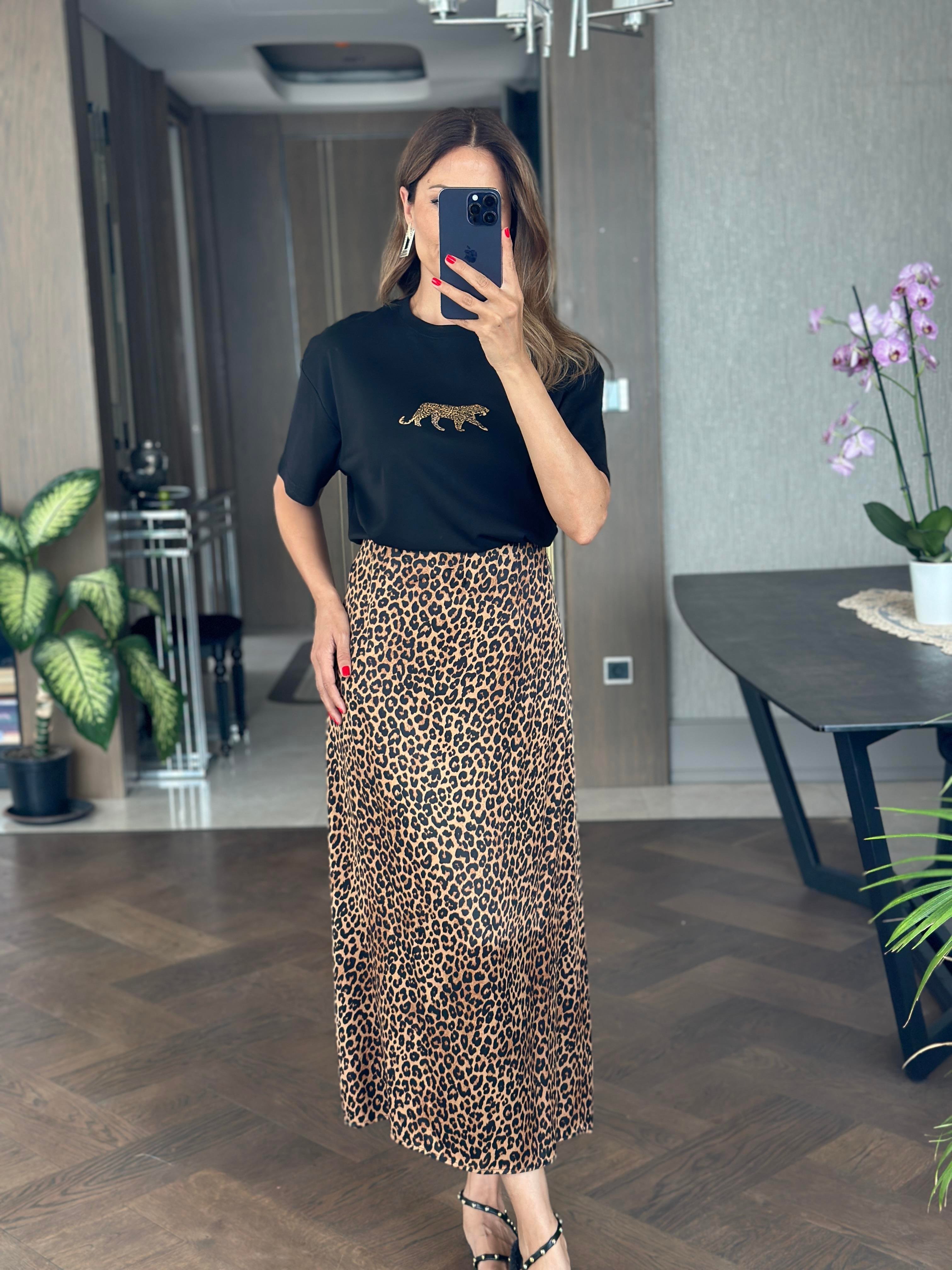 Siyah Önü Kaplan Nakışlı Bisiklet Yaka  Kadın T-Shirt
