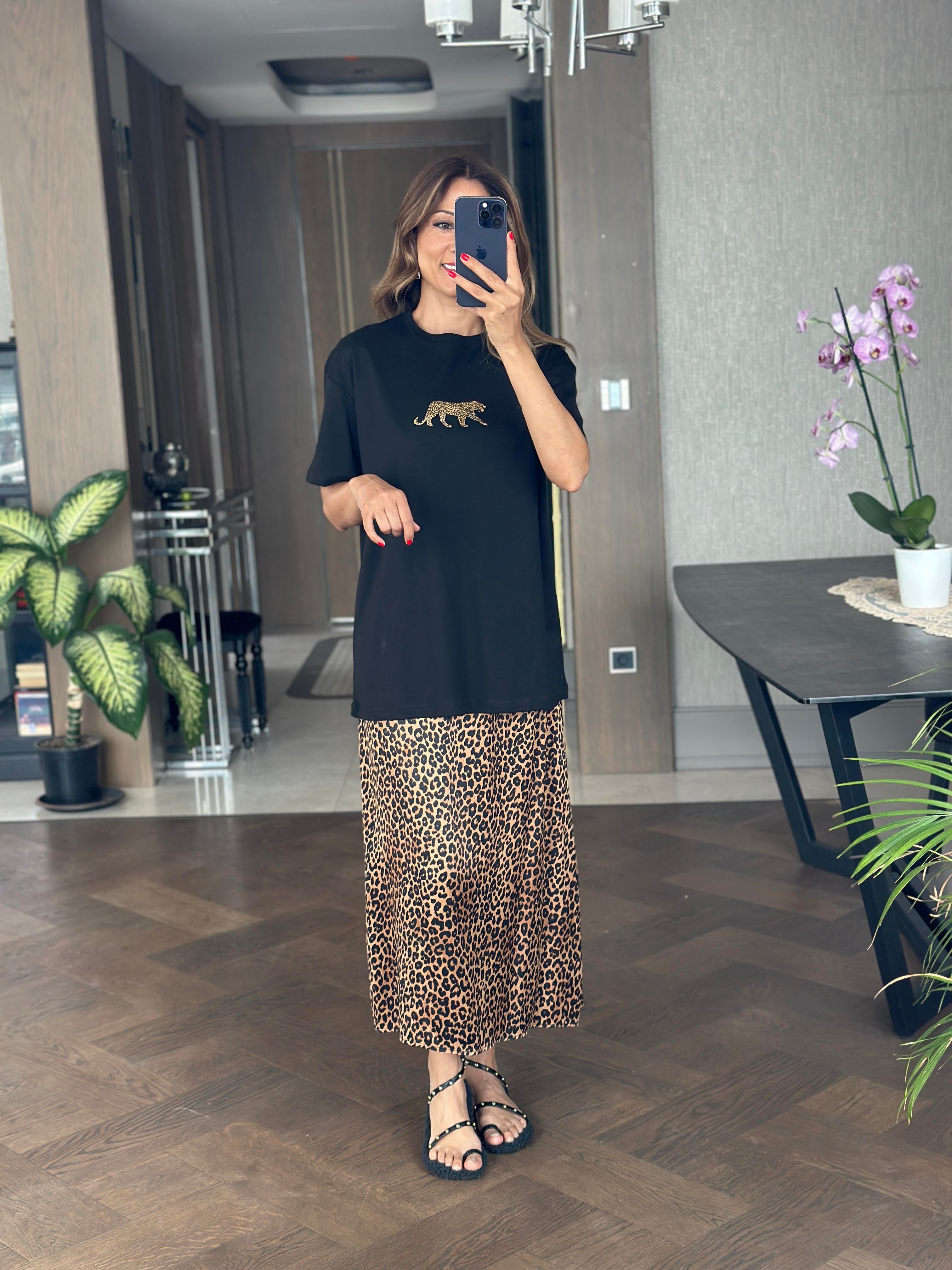 Siyah Önü Kaplan Nakışlı Bisiklet Yaka  Kadın T-Shirt