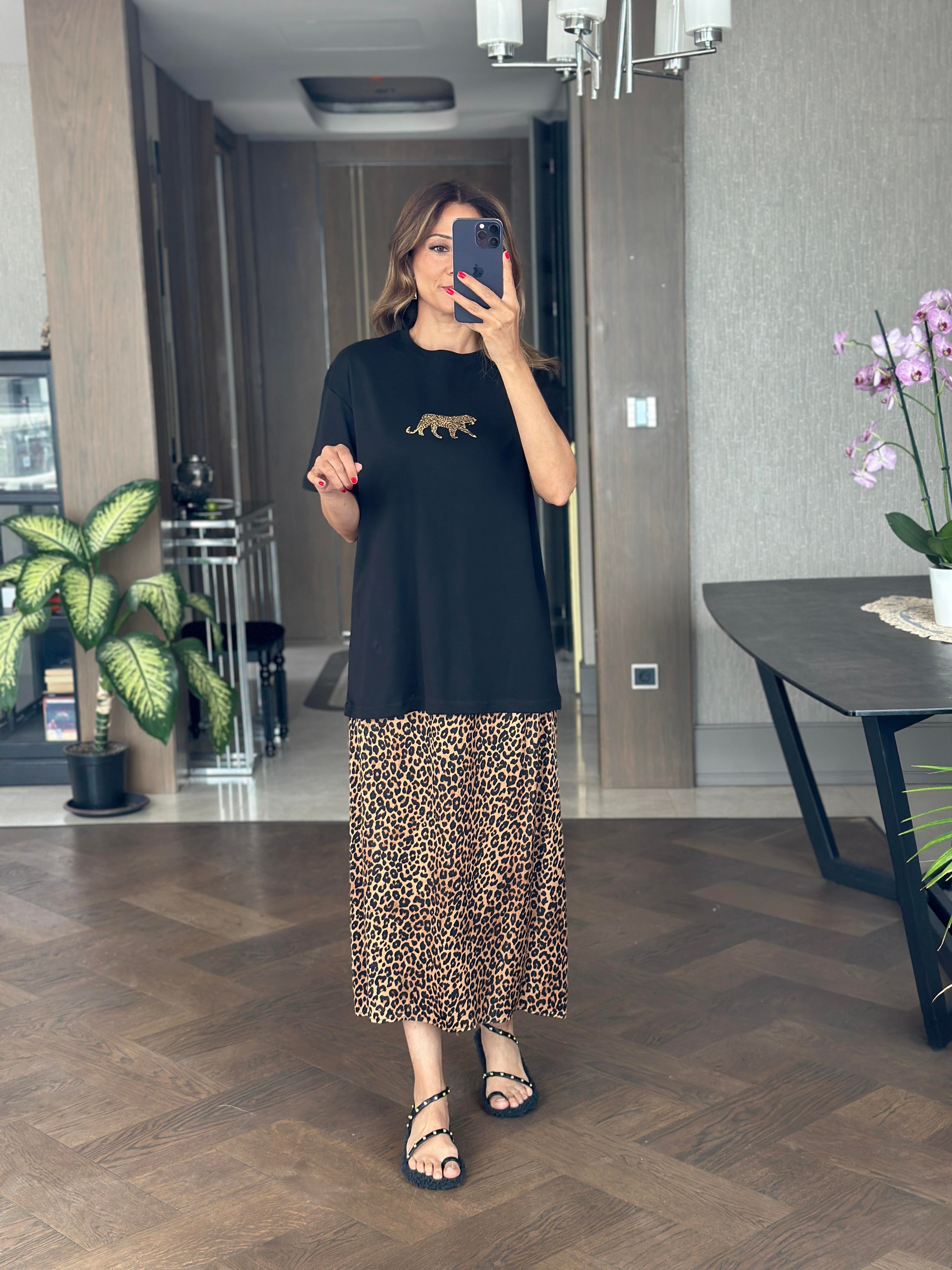 Siyah Önü Kaplan Nakışlı Bisiklet Yaka  Kadın T-Shirt