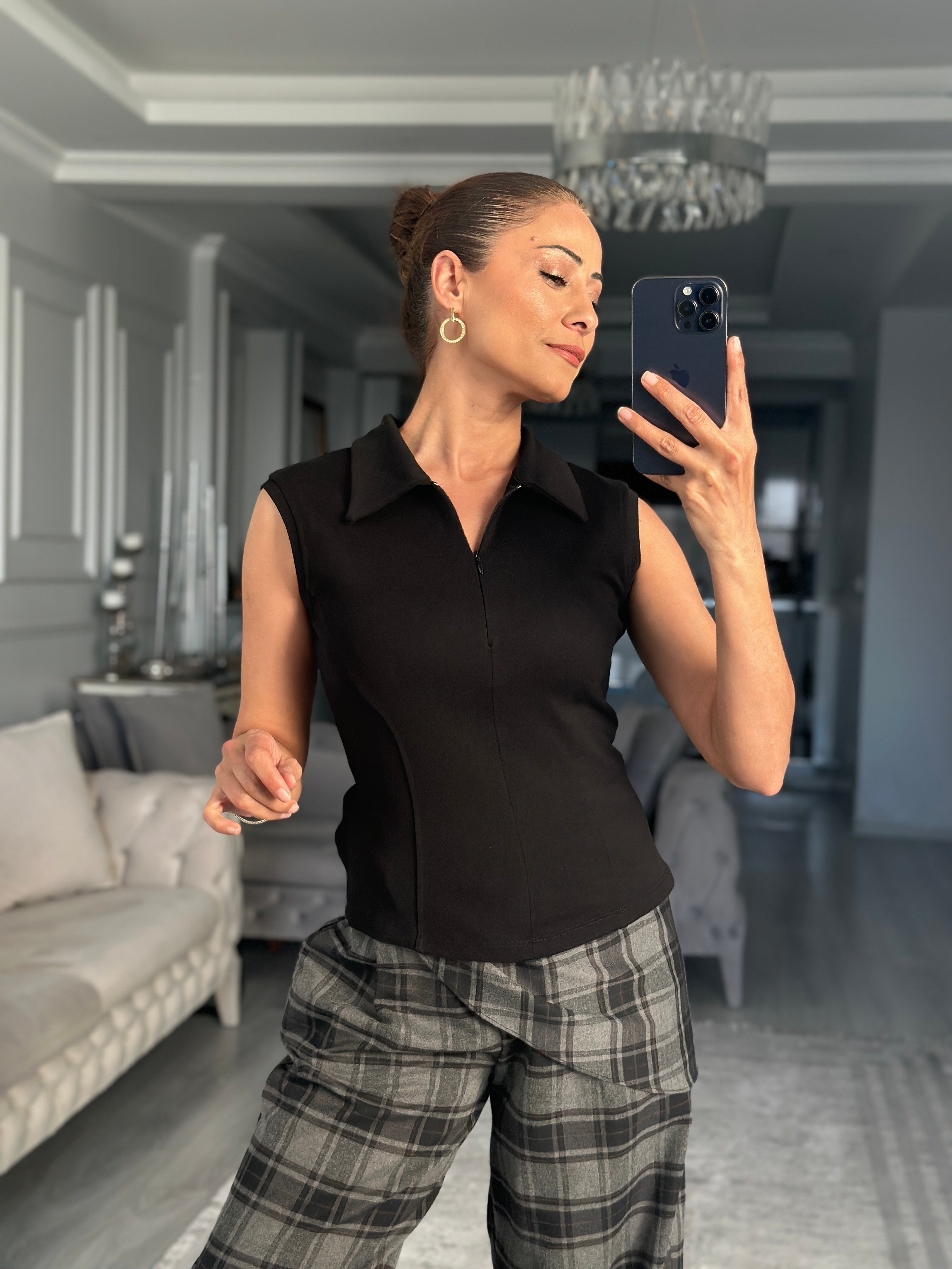 Siyah Polo Yaka Fermuarlı Kolsuz Kadın Bluz