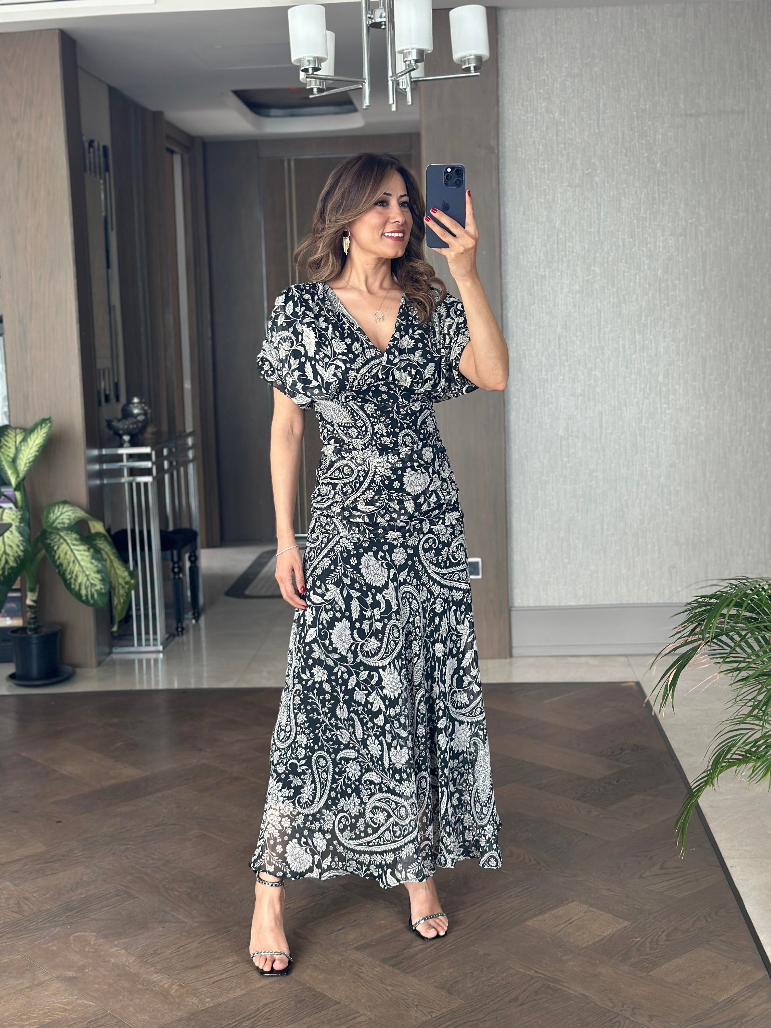 Siyah Şal Desen V Yaka Bel Detay Maksi Boy Şifon Kadın Elbise 