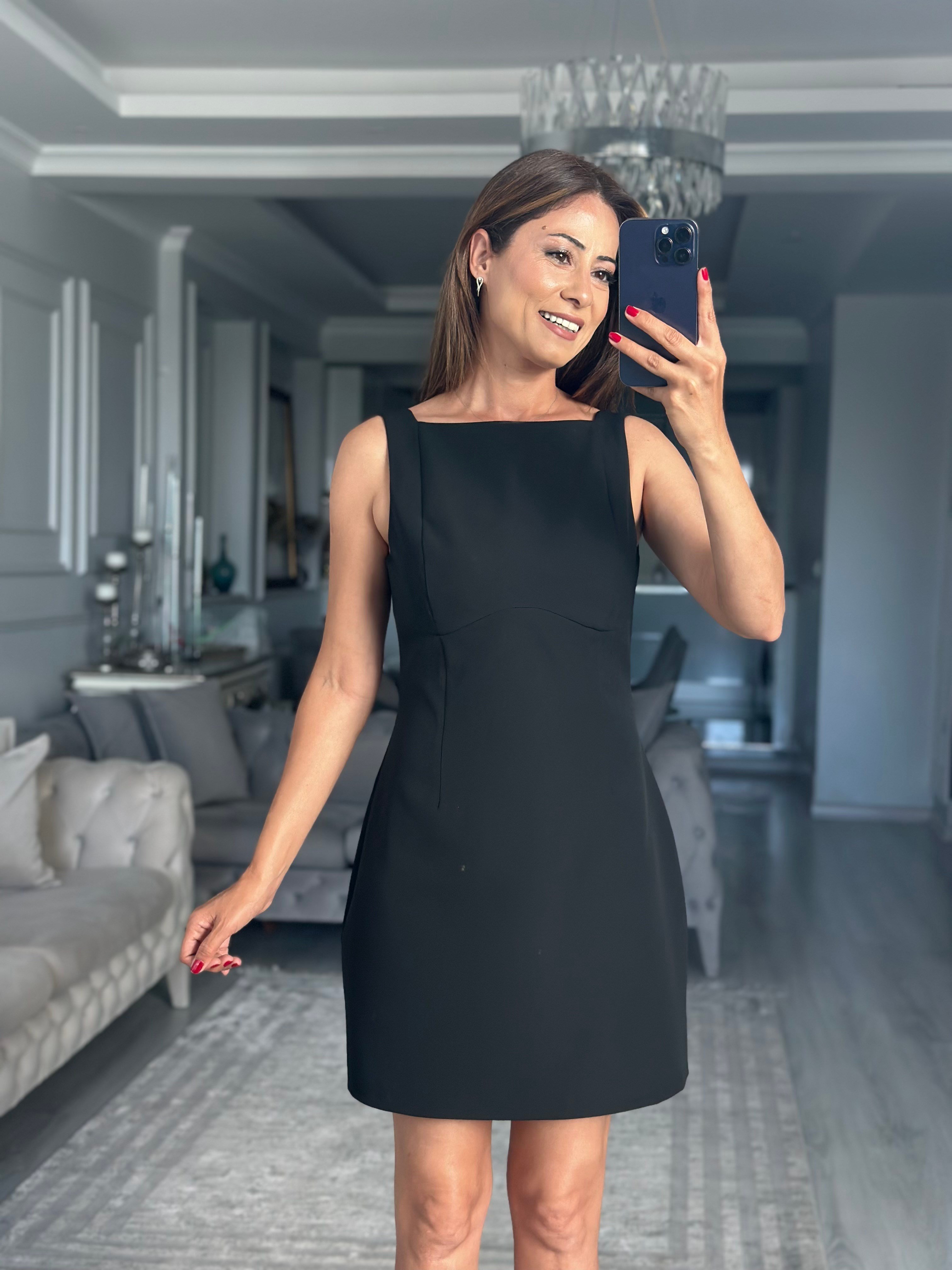 Siyah Sırtı Açık Balon Mini Kadın Elbise 