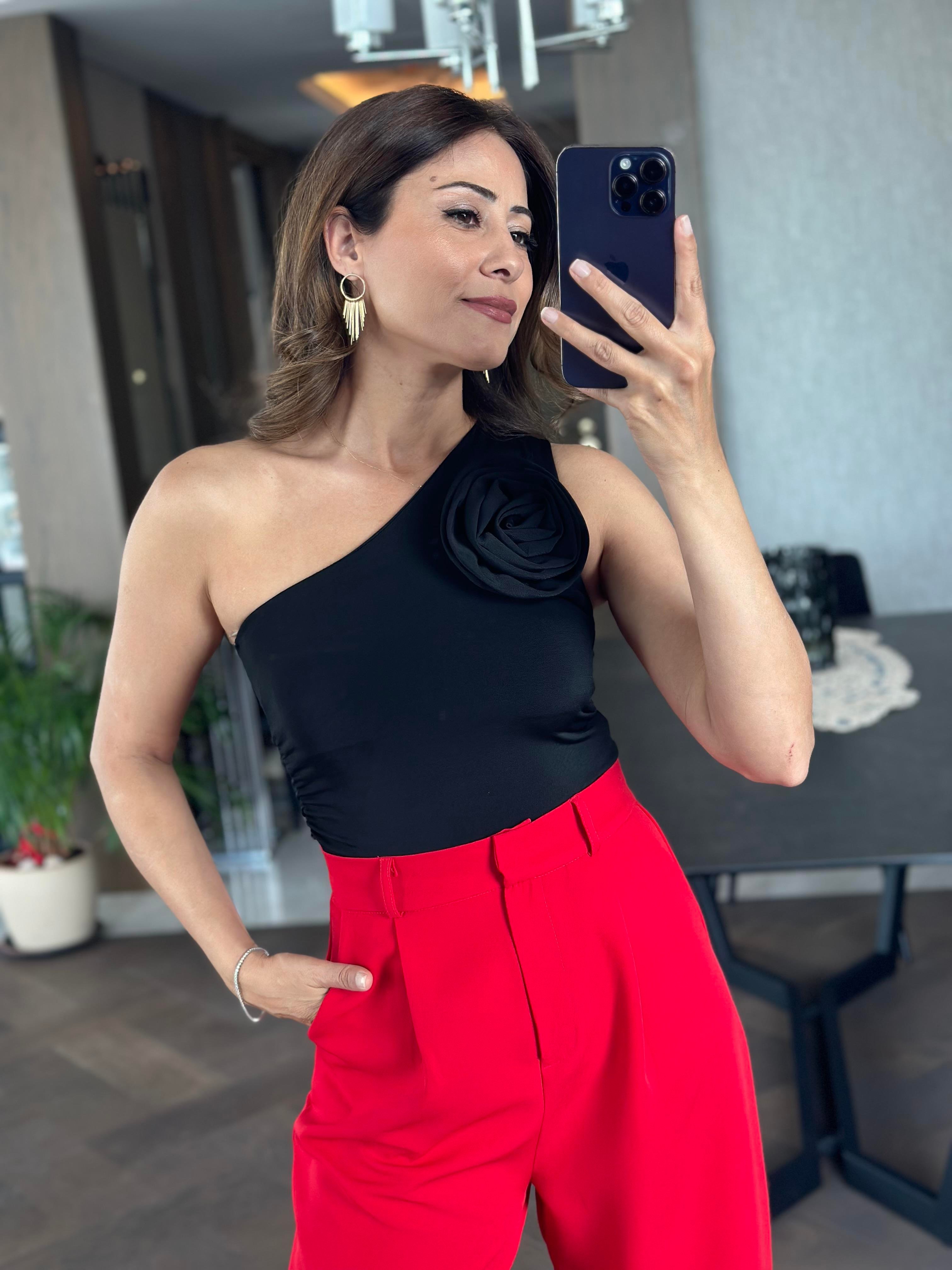 Siyah Tek Omuz Çıkarılabilir Gül Aksesuarlı Kadın Bluz