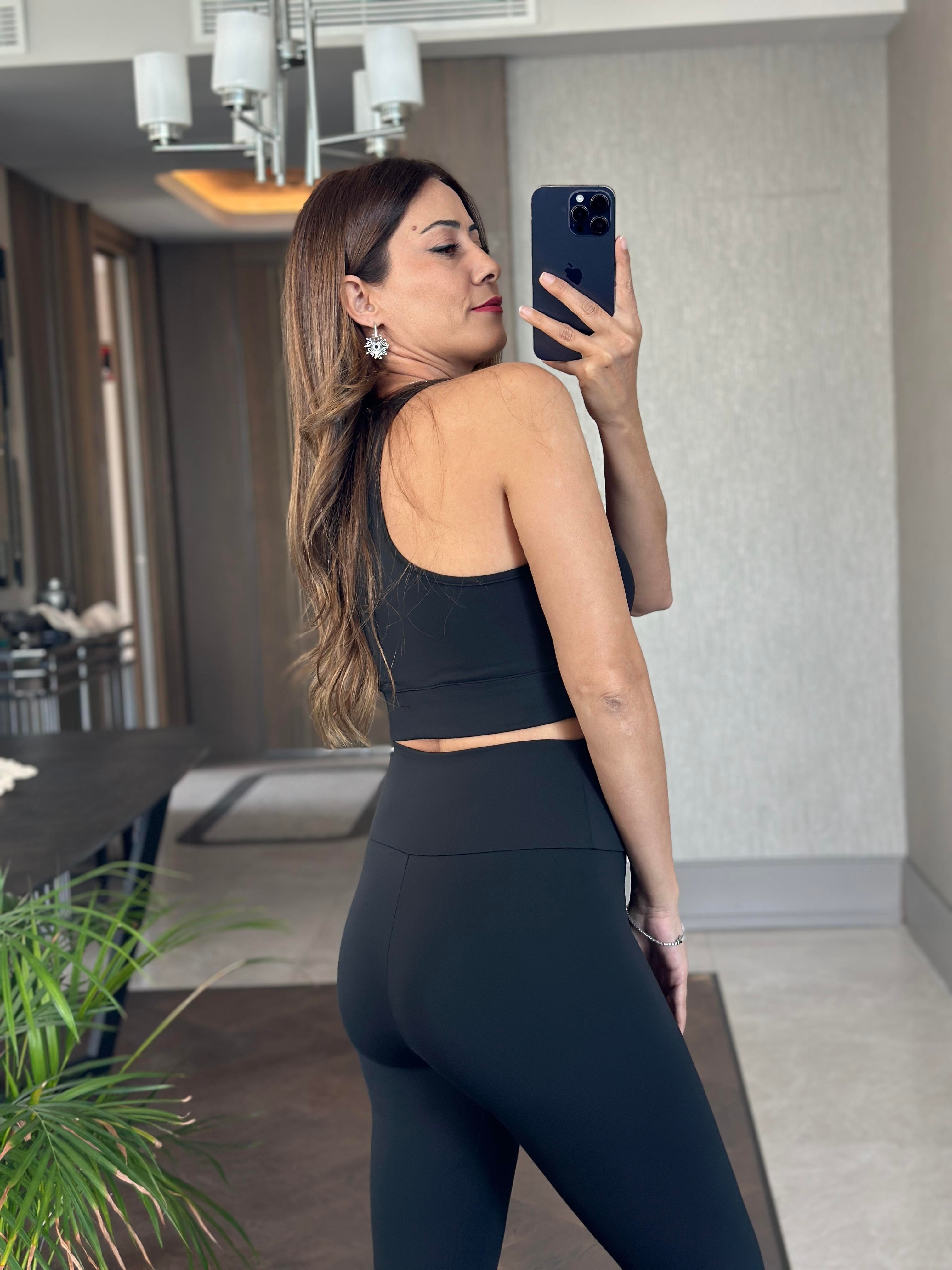 Siyah U Yaka Kabartma Logolu Kadın Sporcu Crop Body