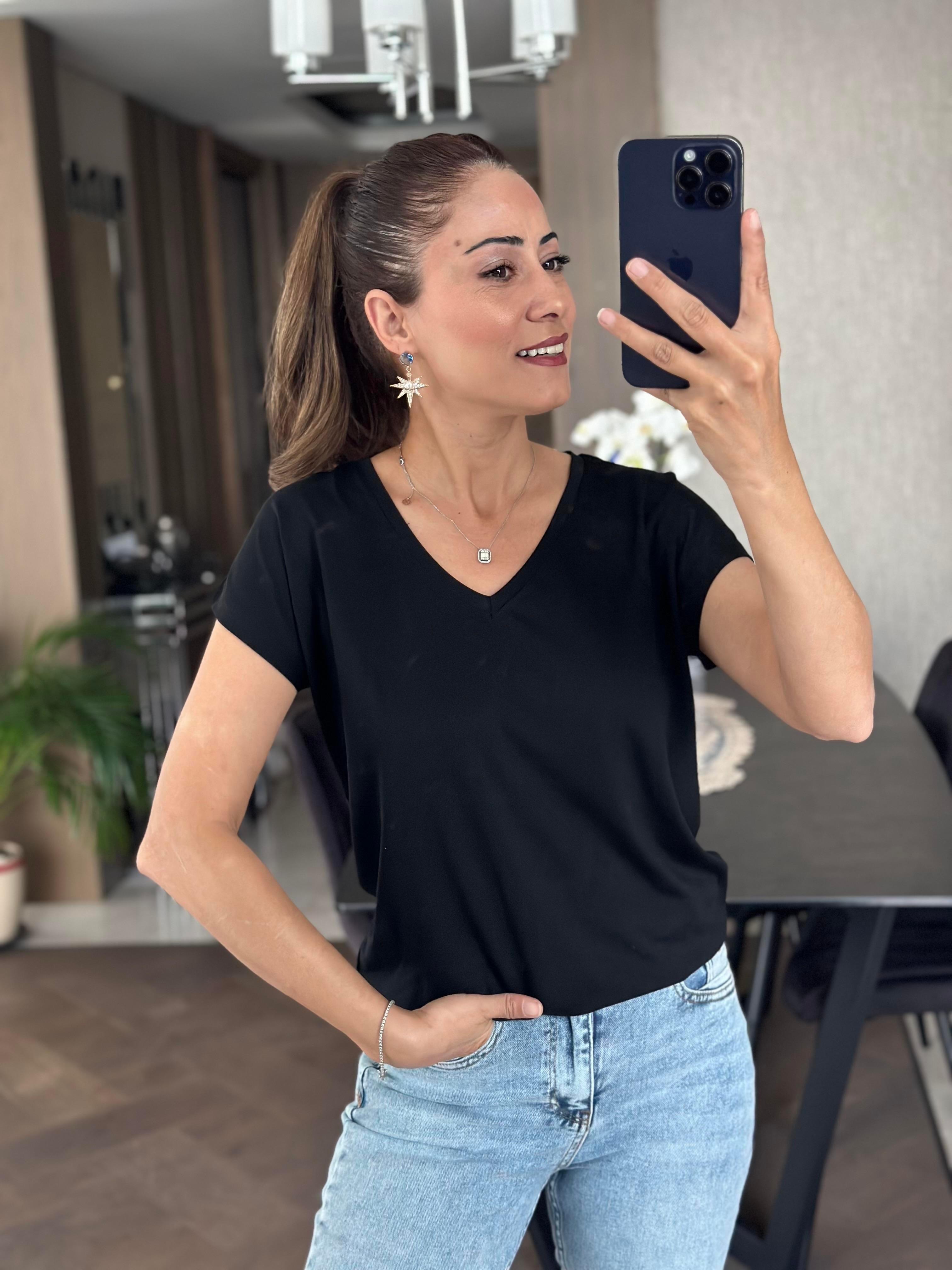 Siyah V Yaka Kısa Yarasa Kol Basic Kadın T-Shirt