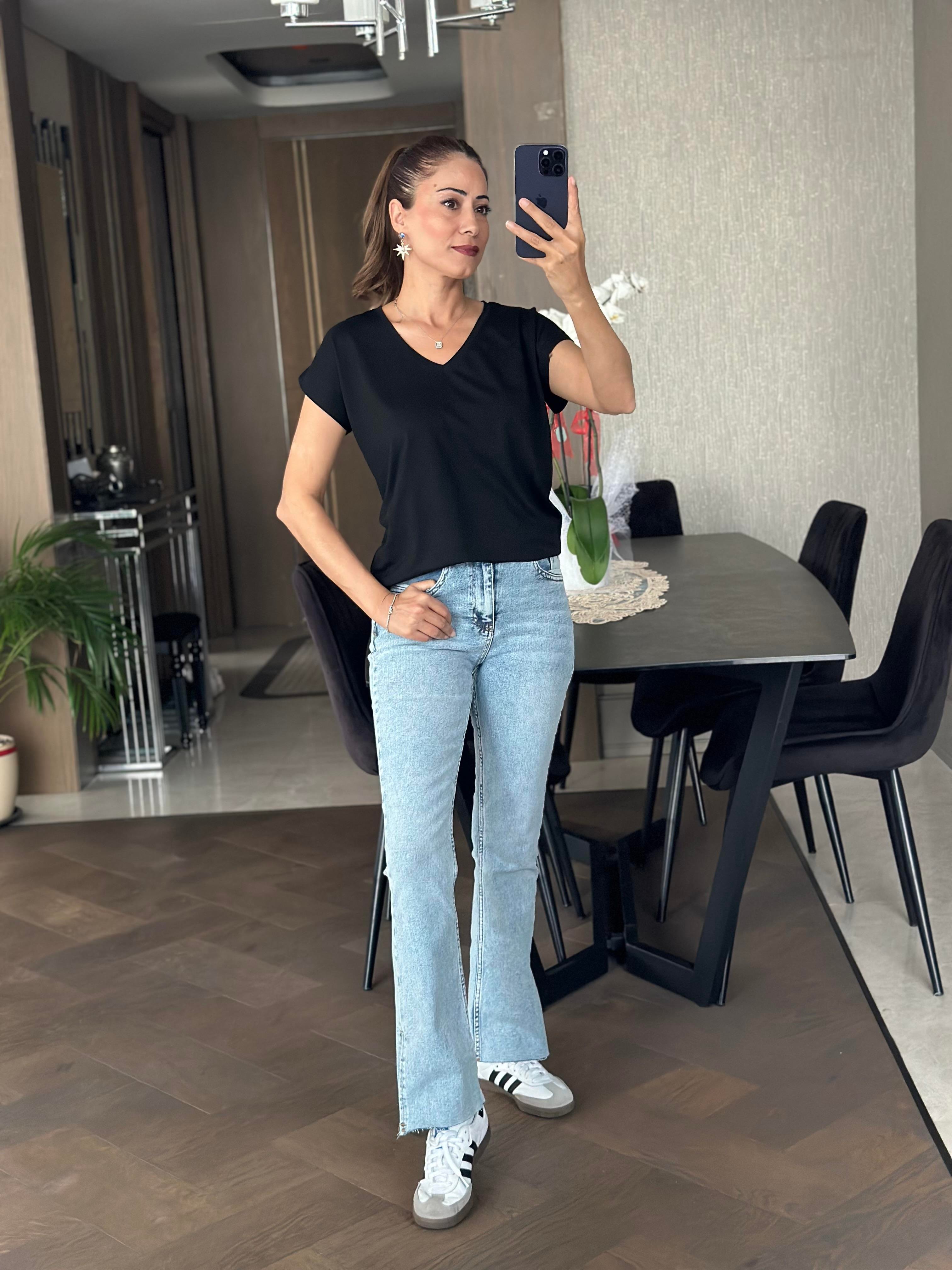 Siyah V Yaka Kısa Yarasa Kol Basic Kadın T-Shirt