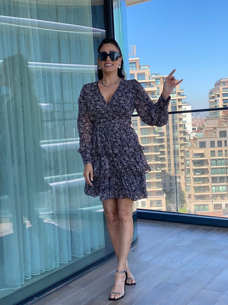 Siyah V Yaka Mini Kat Kat Şifon Elbise
