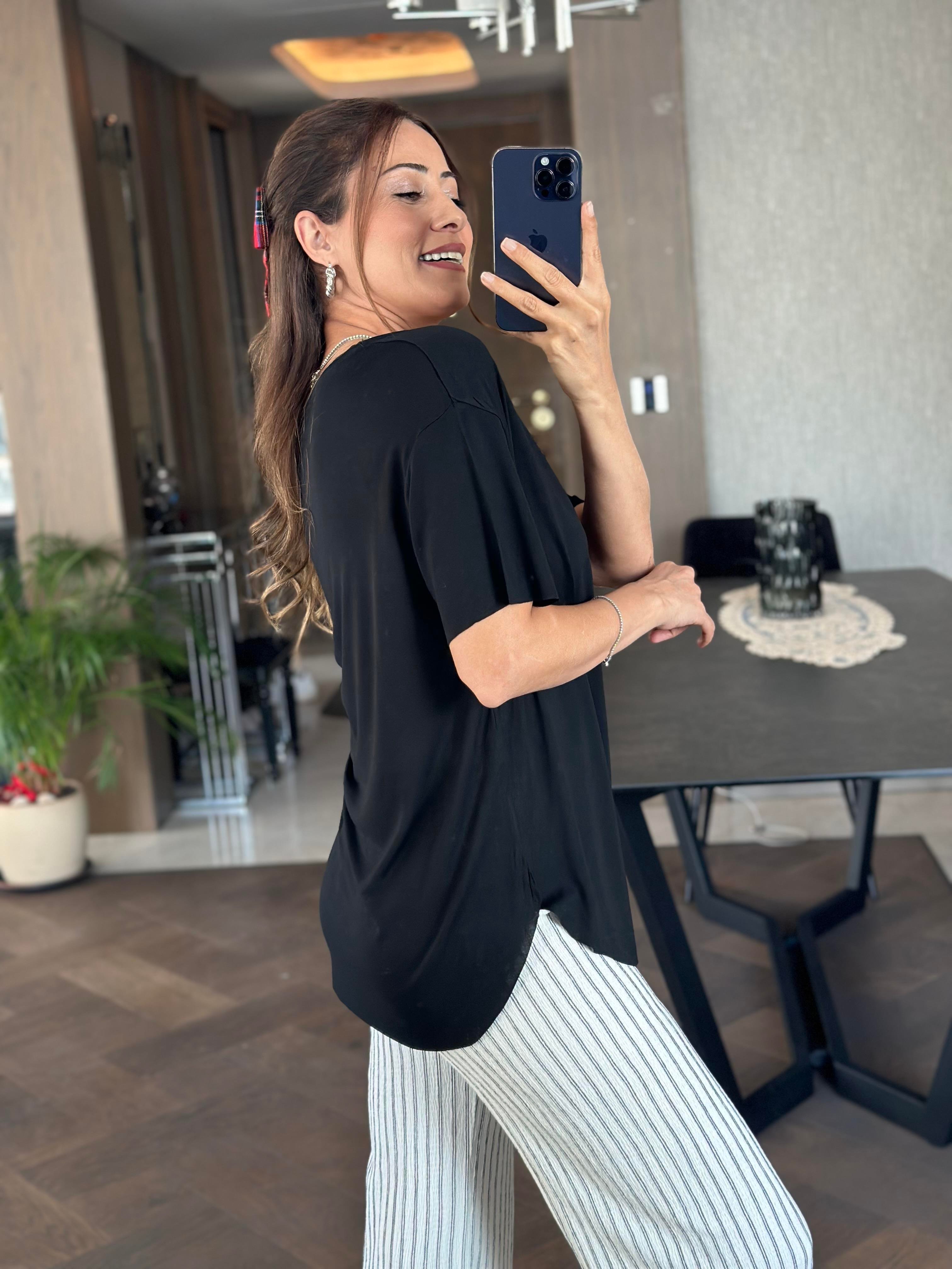 Siyah V Yaka Oysh Model Eteği Oval Kesim Kadın T-Shirt