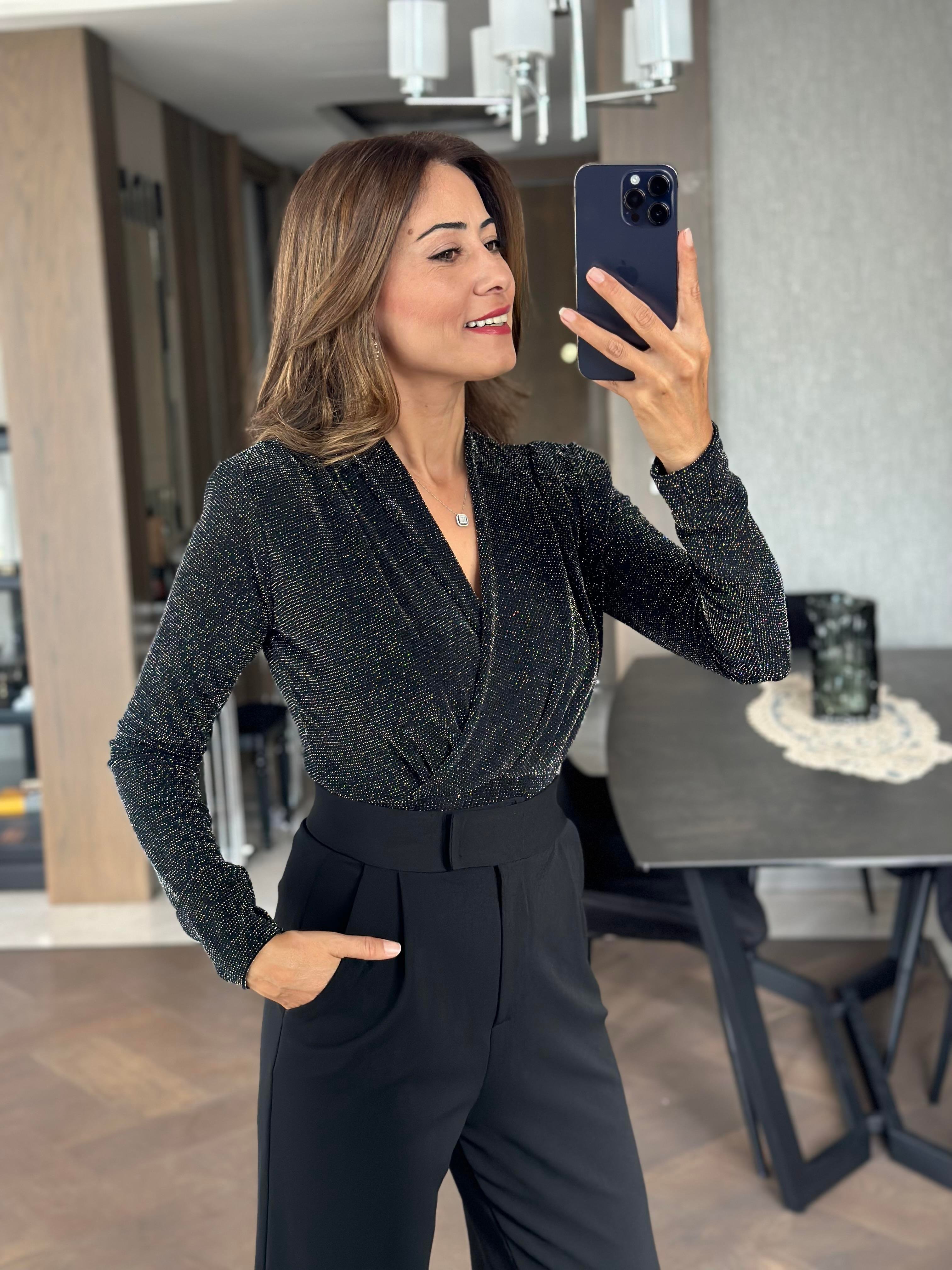 Siyah Vatkalı Kruvaze Yaka Simli Kadın Bluz