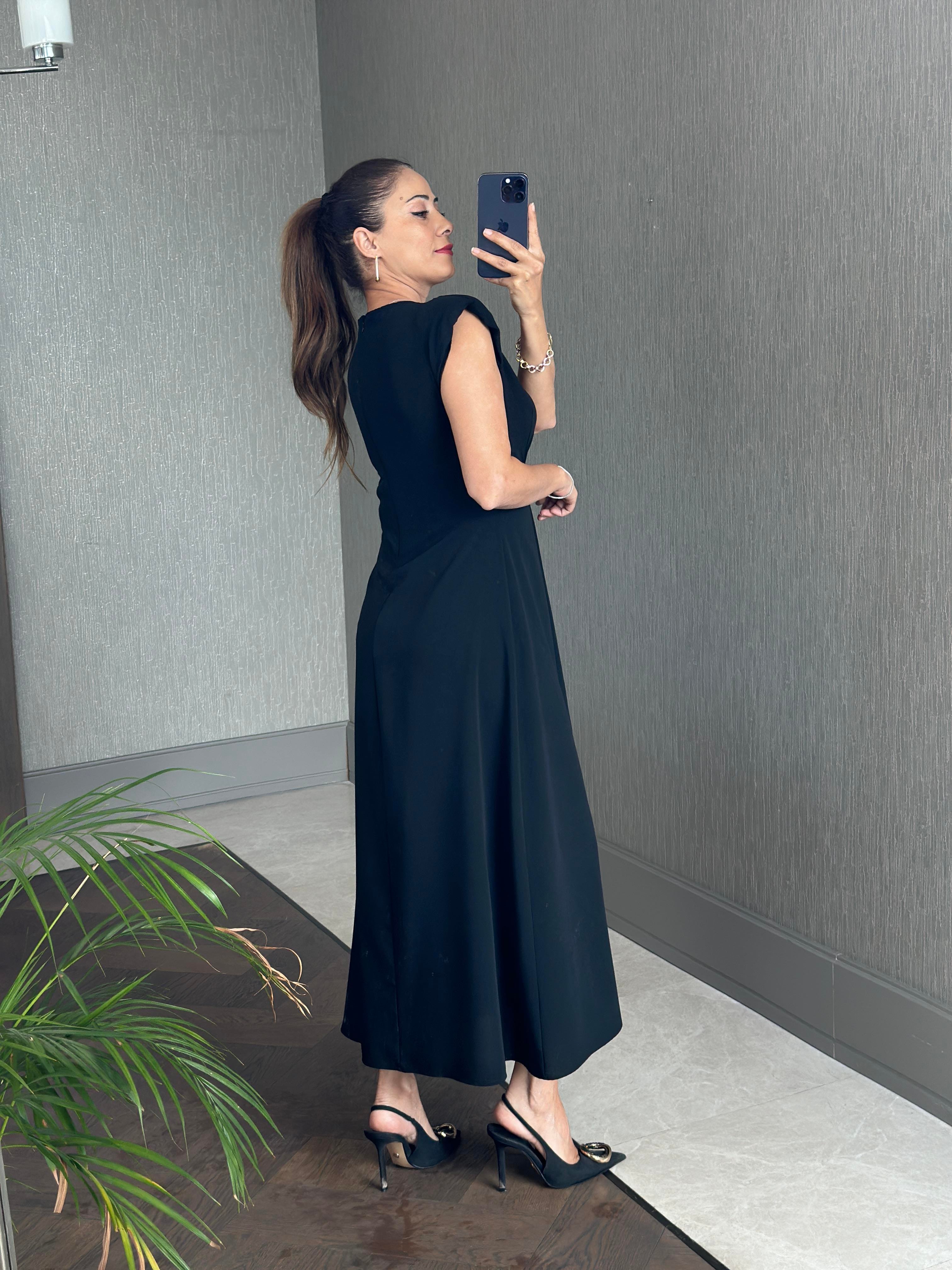 Siyah Vatkalı V Yaka Önü Tokalı Kadın Midiboy Elbise