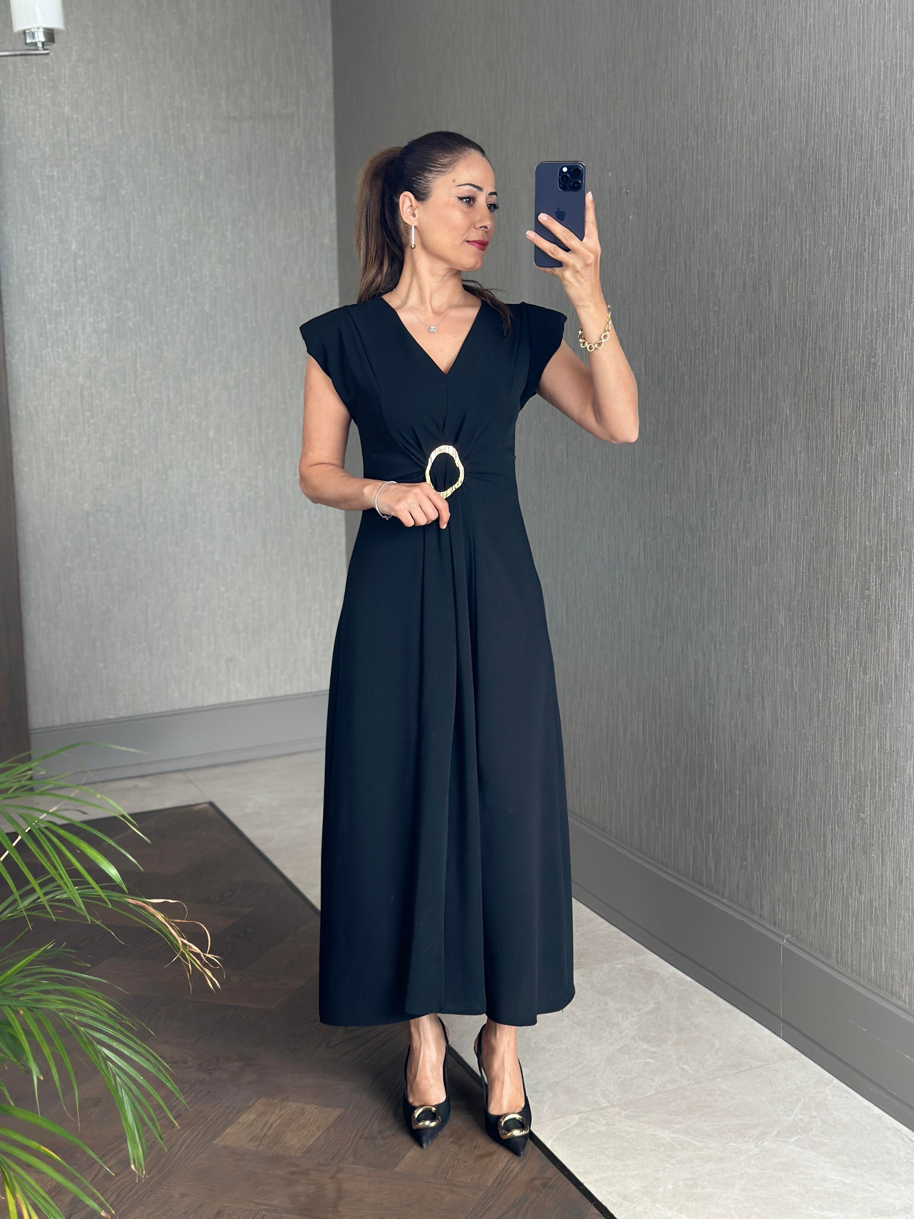 Siyah Vatkalı V Yaka Önü Tokalı Kadın Midiboy Elbise