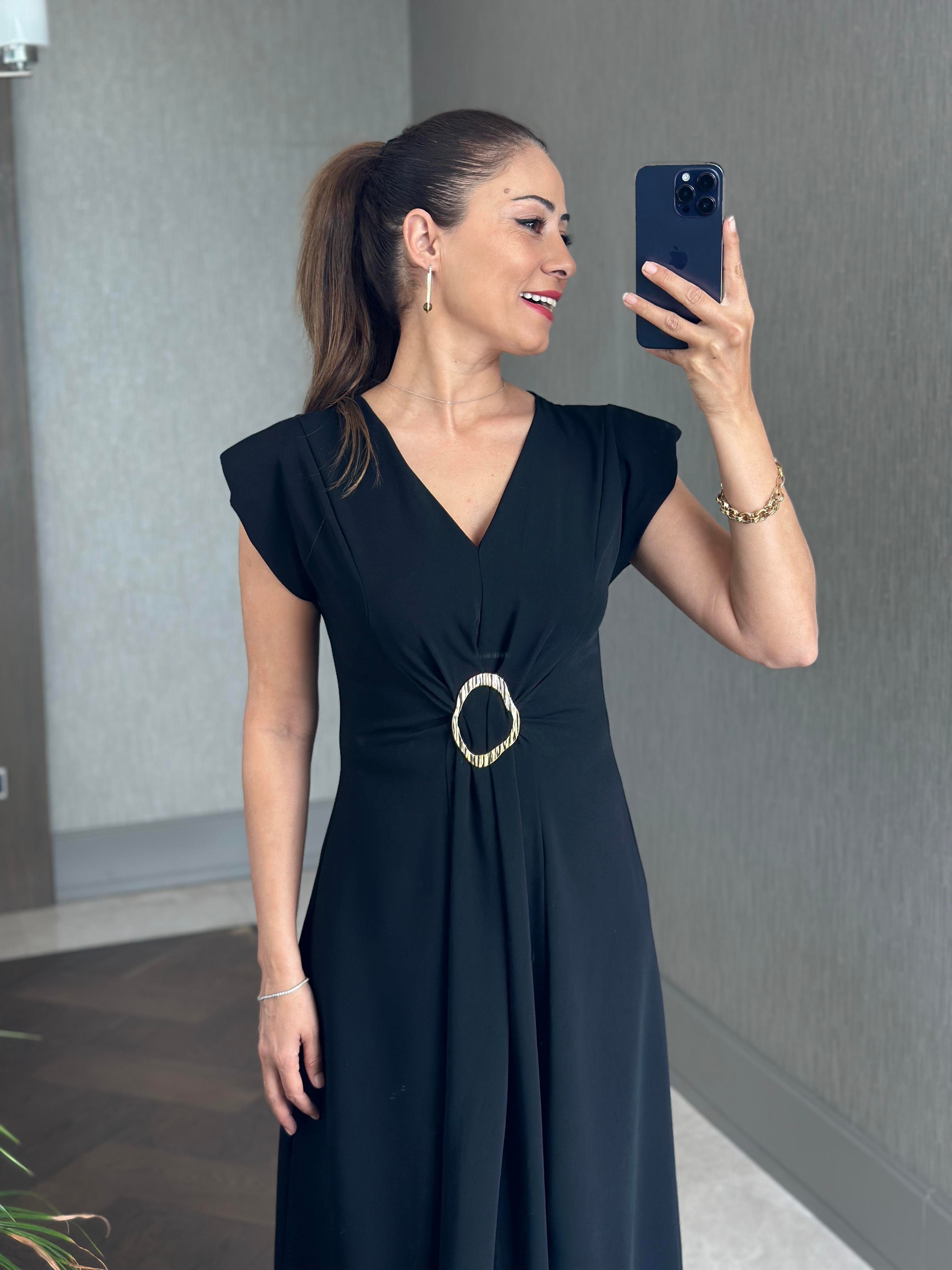 Siyah Vatkalı V Yaka Önü Tokalı Kadın Midiboy Elbise