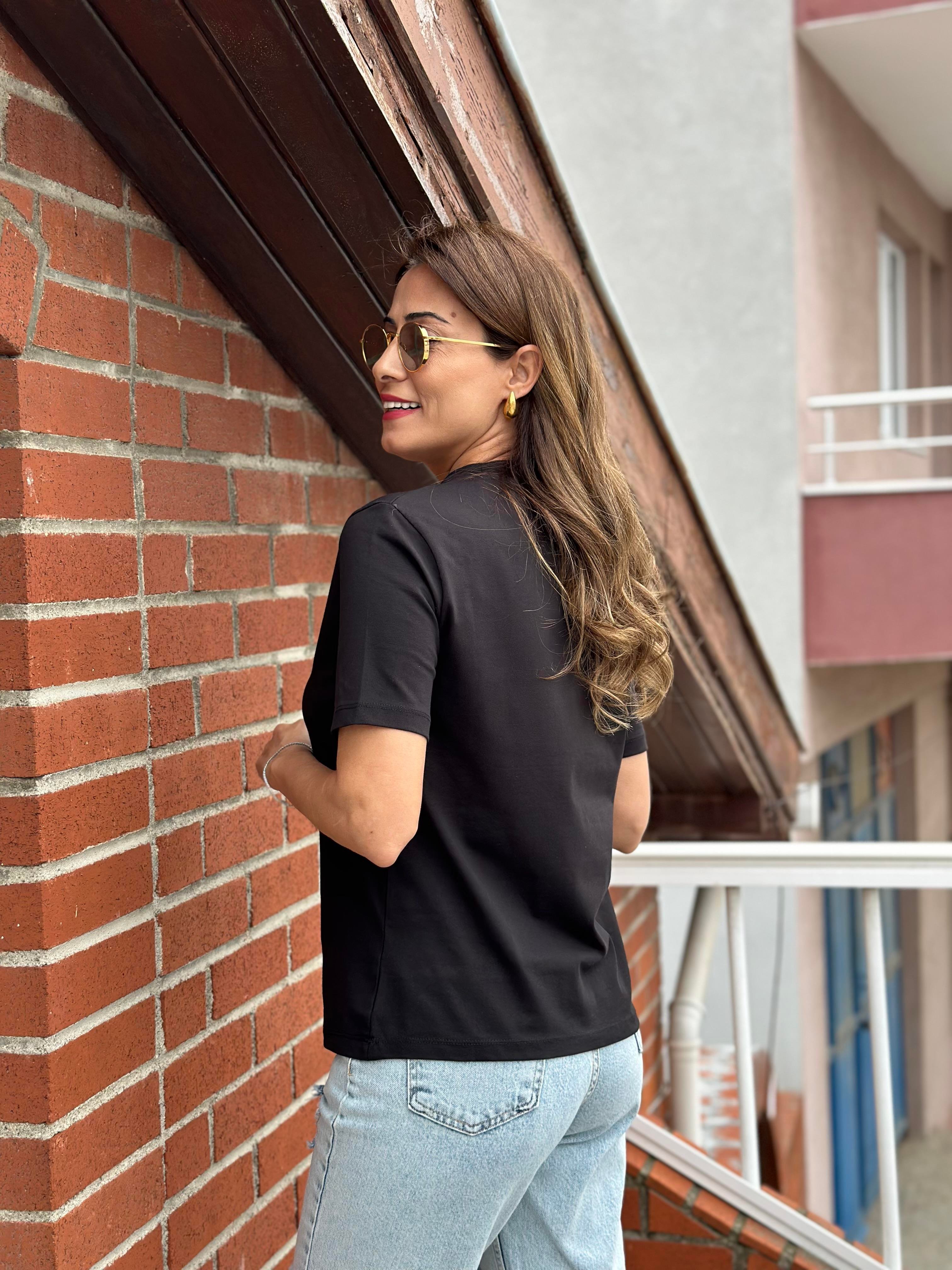 Siyah Yakası Geniş Ribanalı Basic Kadın T-Shirt