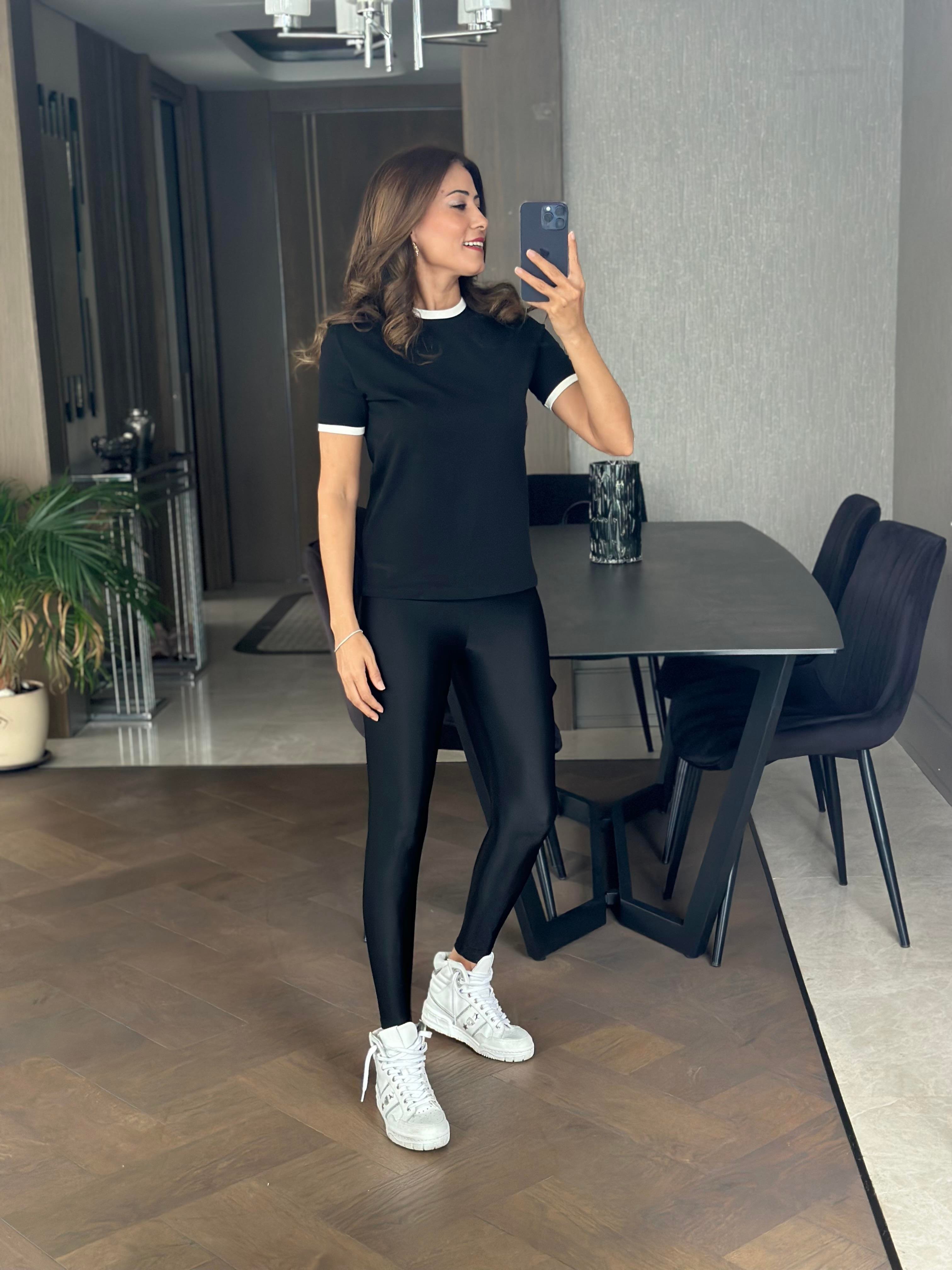 Siyah Yakası Ve Kolu Beyaz Şeritli Kadın T-Shirt