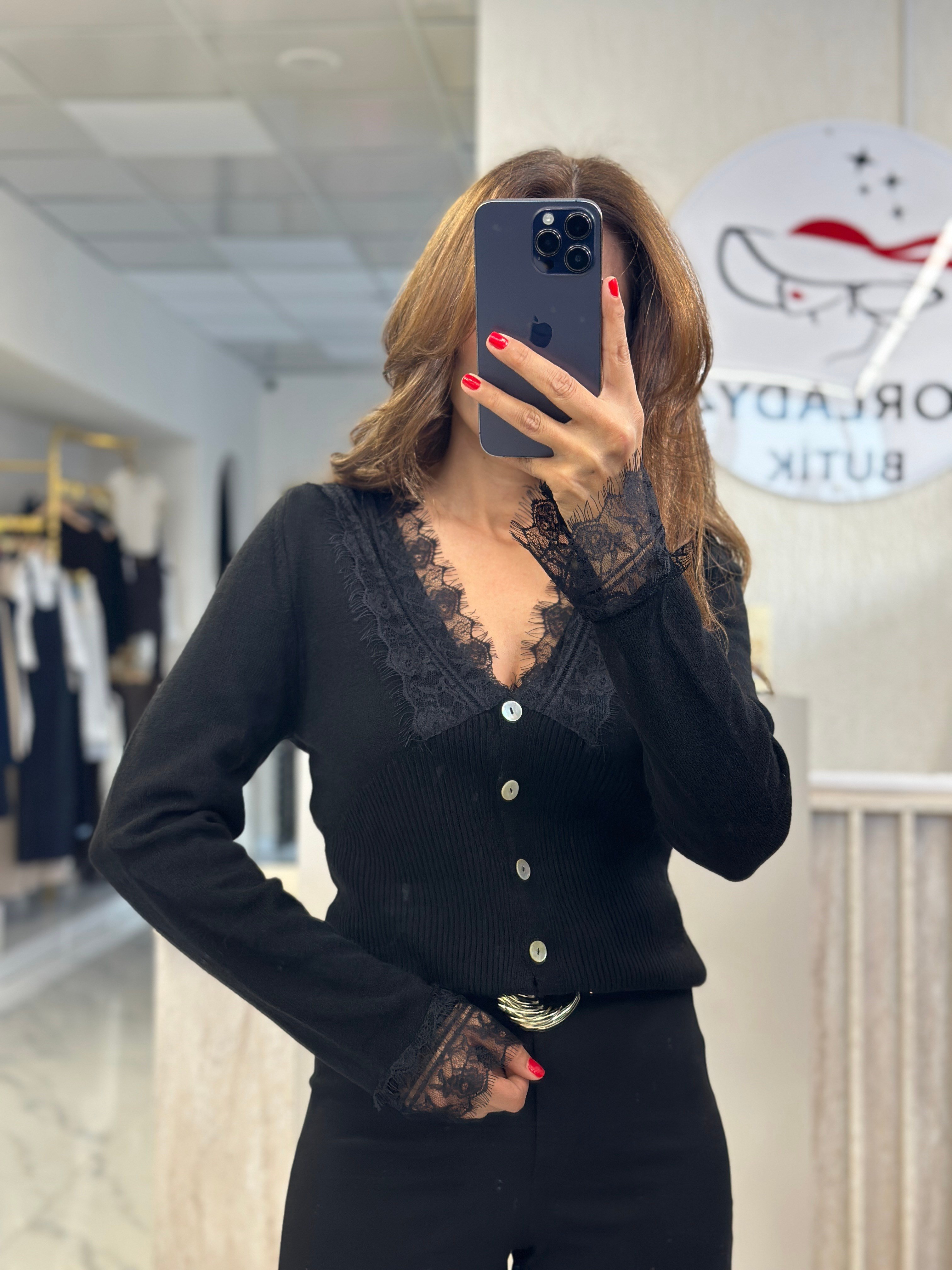 Siyah Yakası Ve Kolu Dantelli Düğmeli Kadın Hırka 