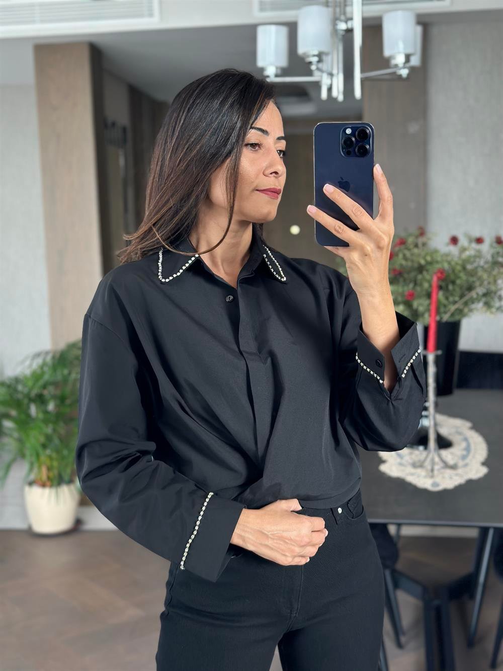 Siyah Yakası Ve Kolu Taş Detay Kadın Gömlek